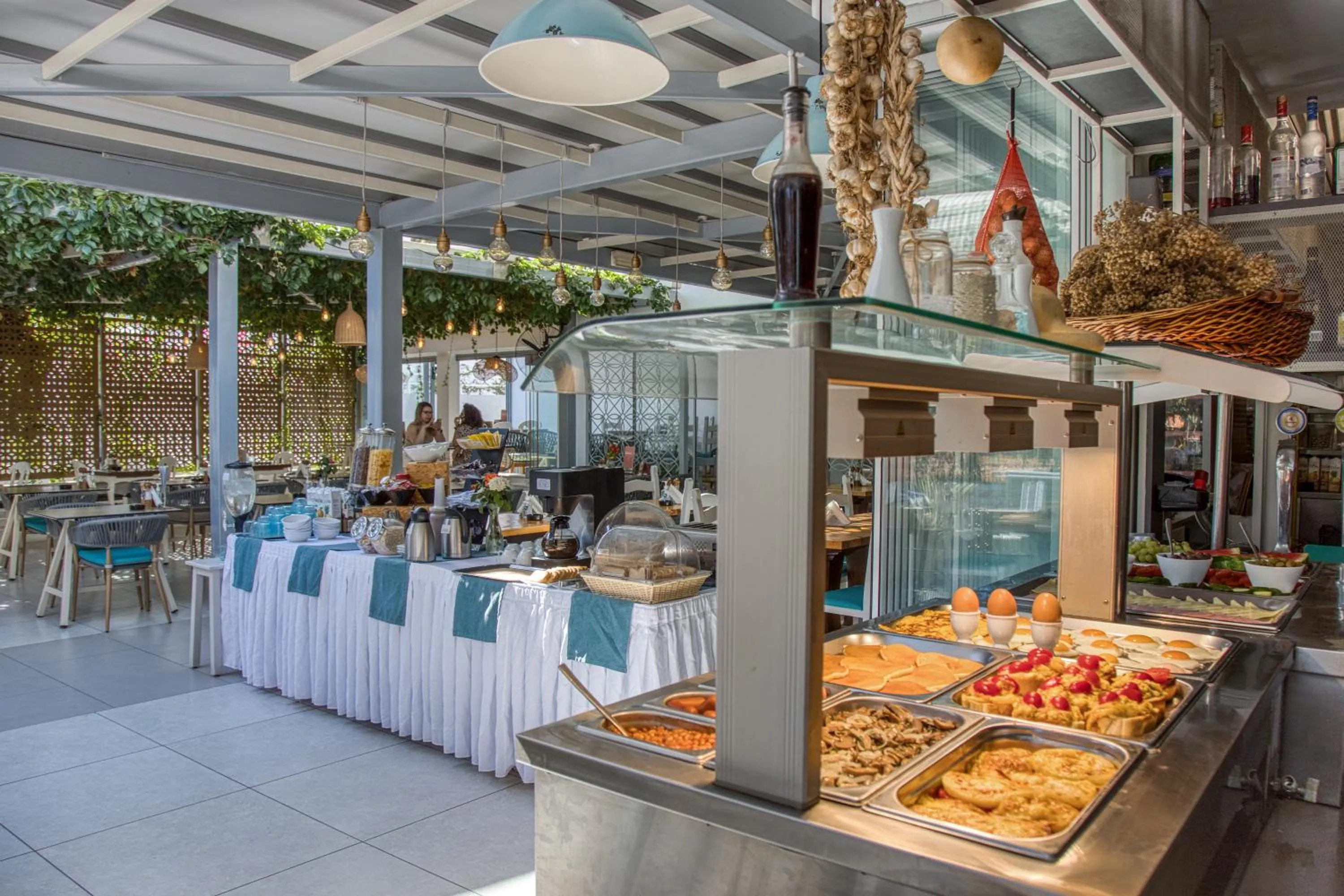 Restaurant/places to eat in Camelot Royal Beds by Estia