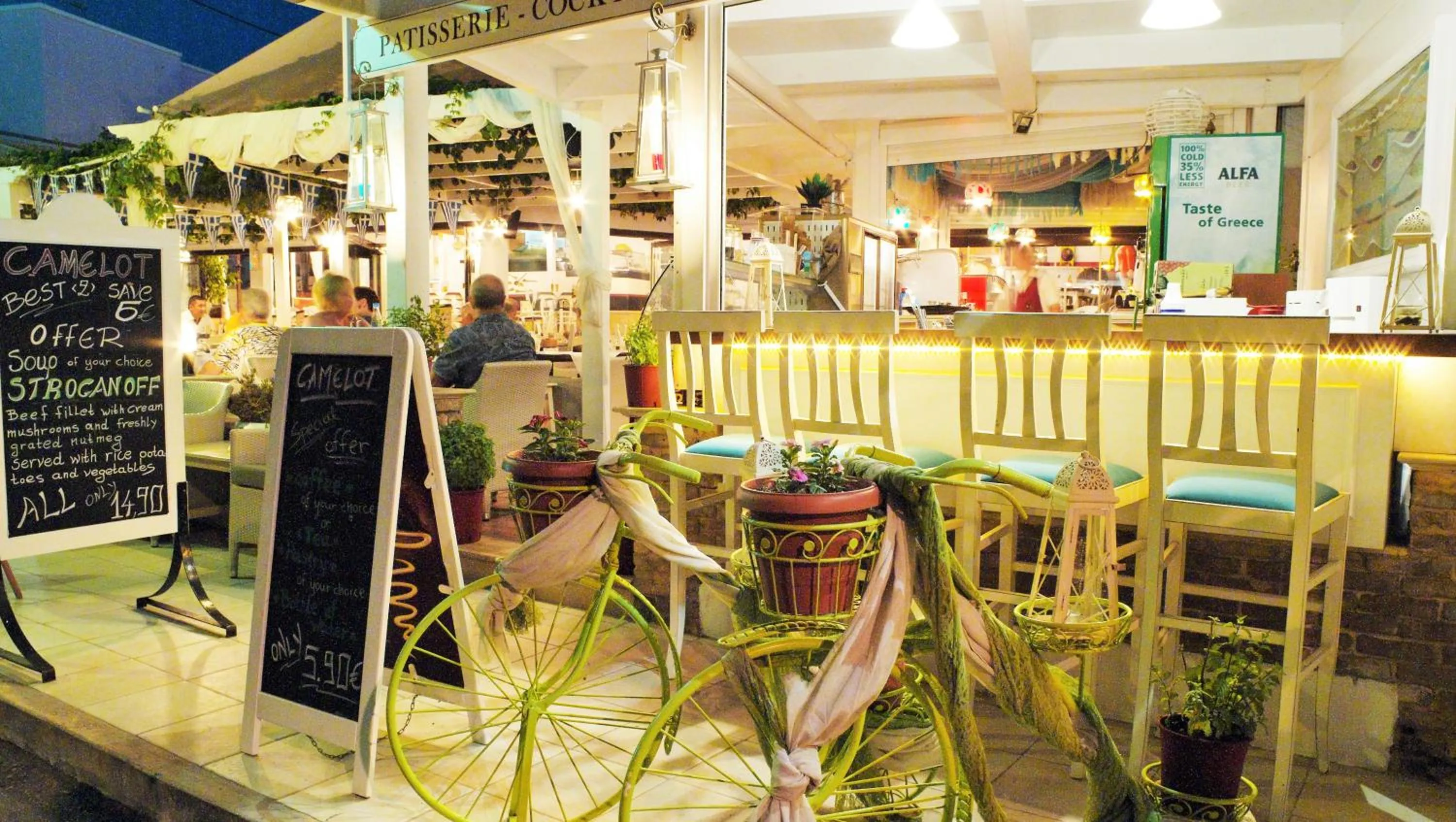 Restaurant/places to eat in Camelot Royal Beds by Estia