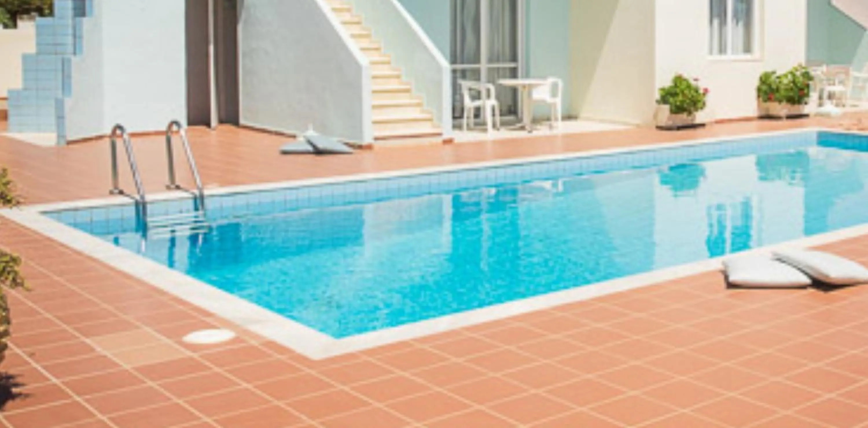 Swimming pool in Camelot Royal Beds by Estia