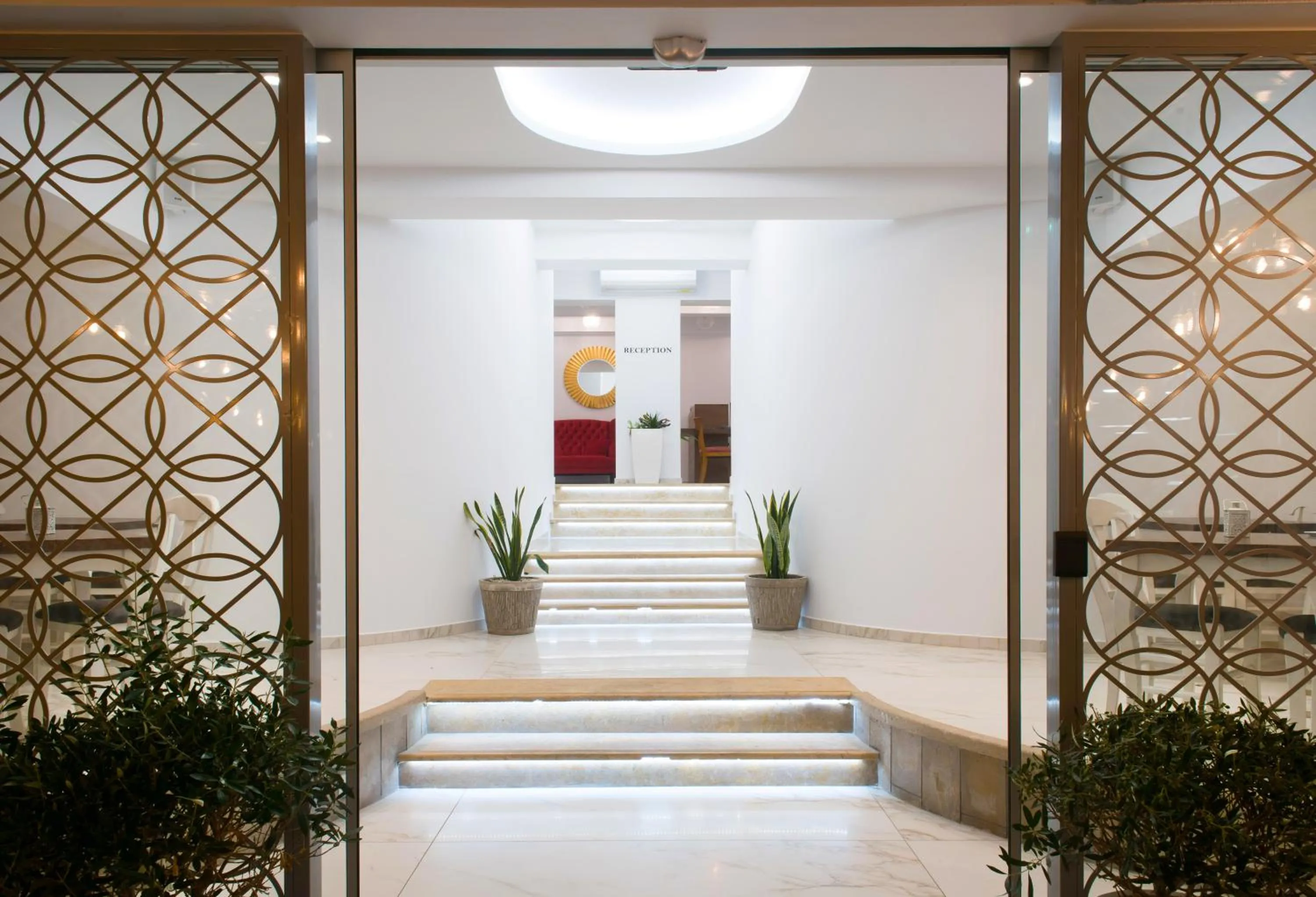 Facade/entrance in Camelot Royal Beds by Estia