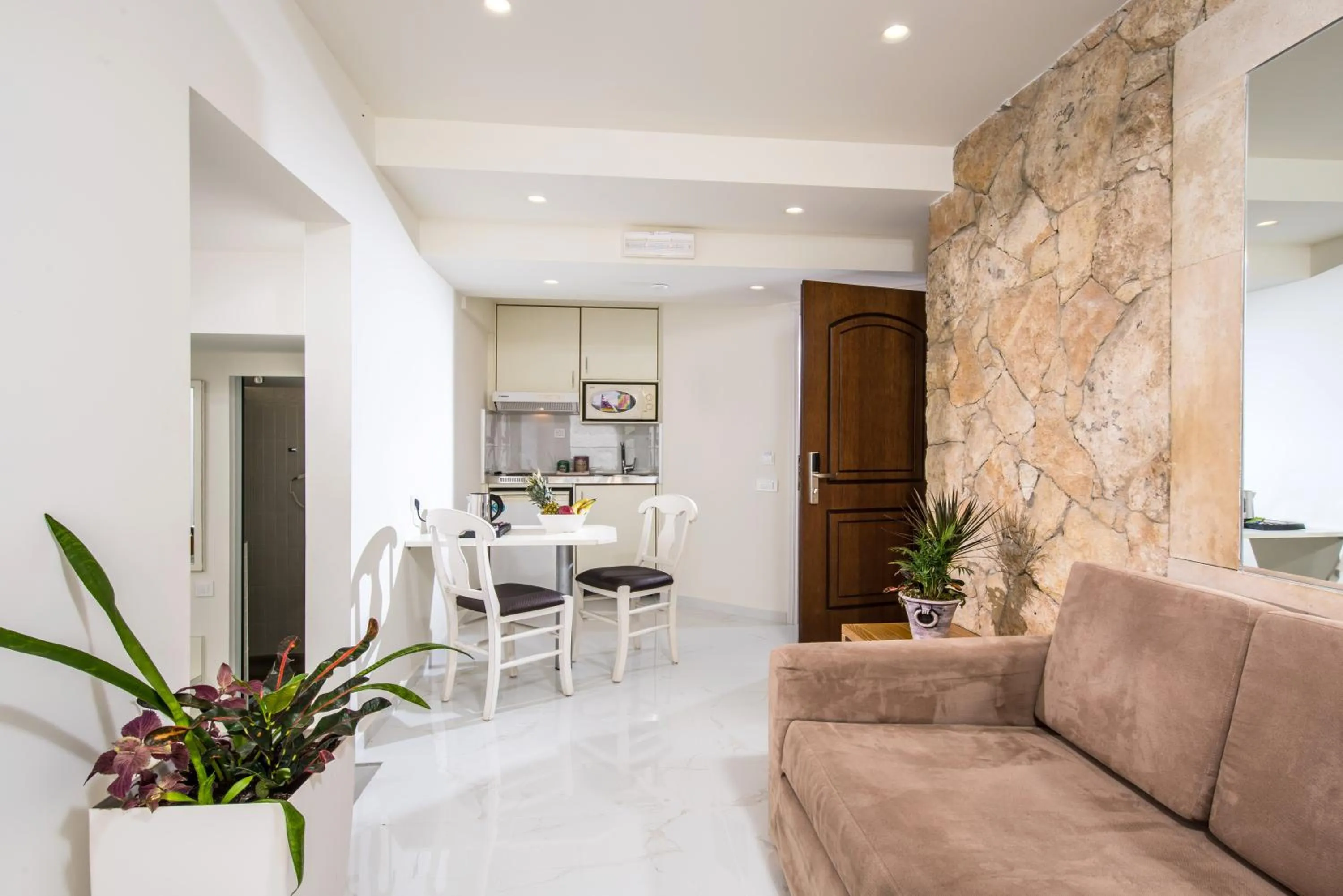 Kitchen or kitchenette in Camelot Royal Beds by Estia