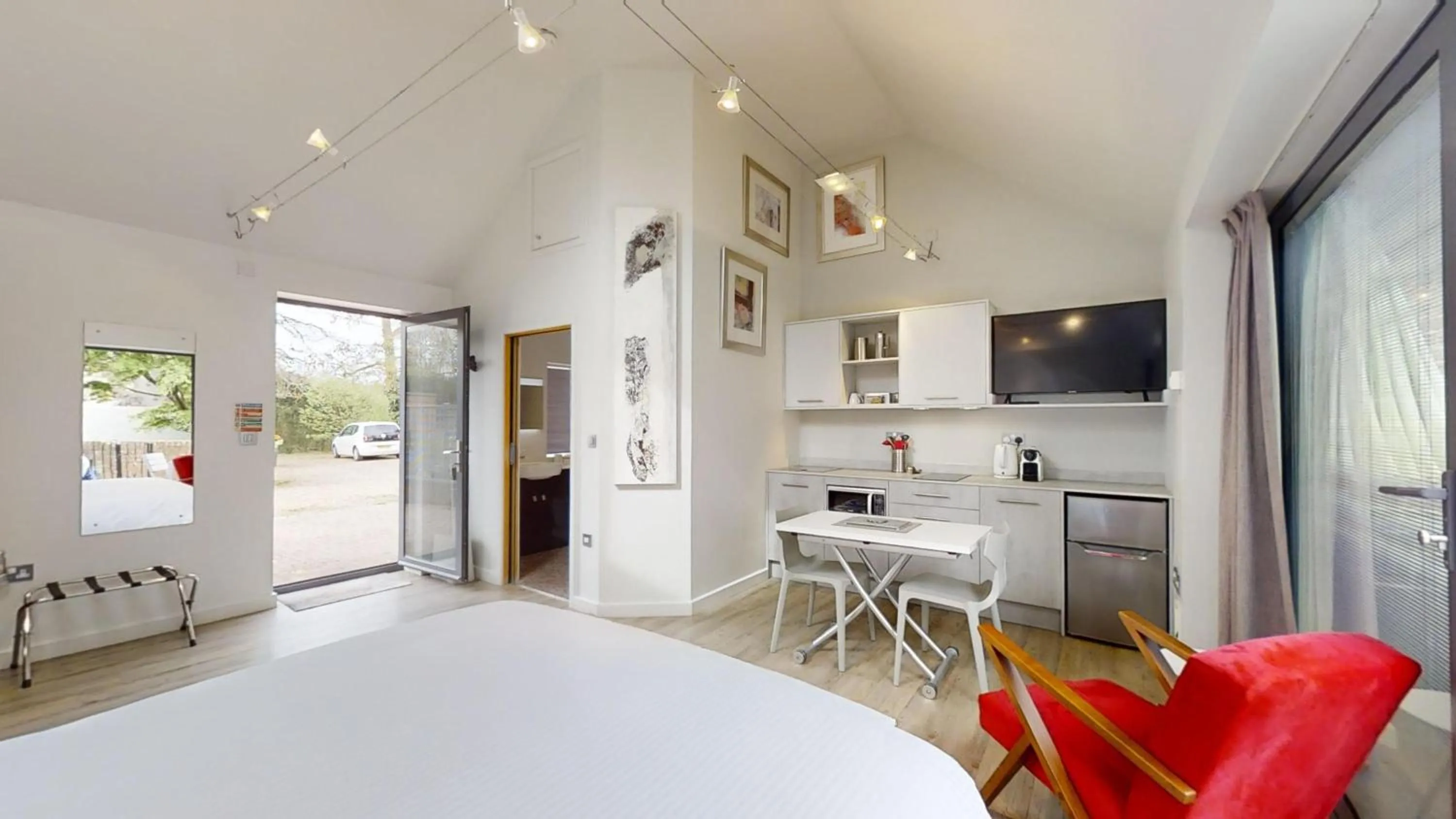 Shower, Bed in South Lodge