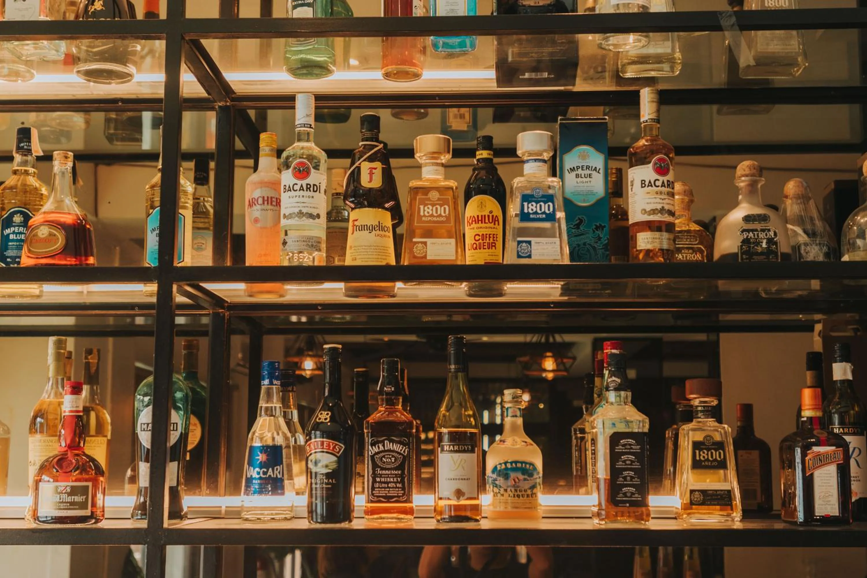 Restaurant/places to eat in SureStay Plus Hotel by Best Western AC LUXE Angeles City