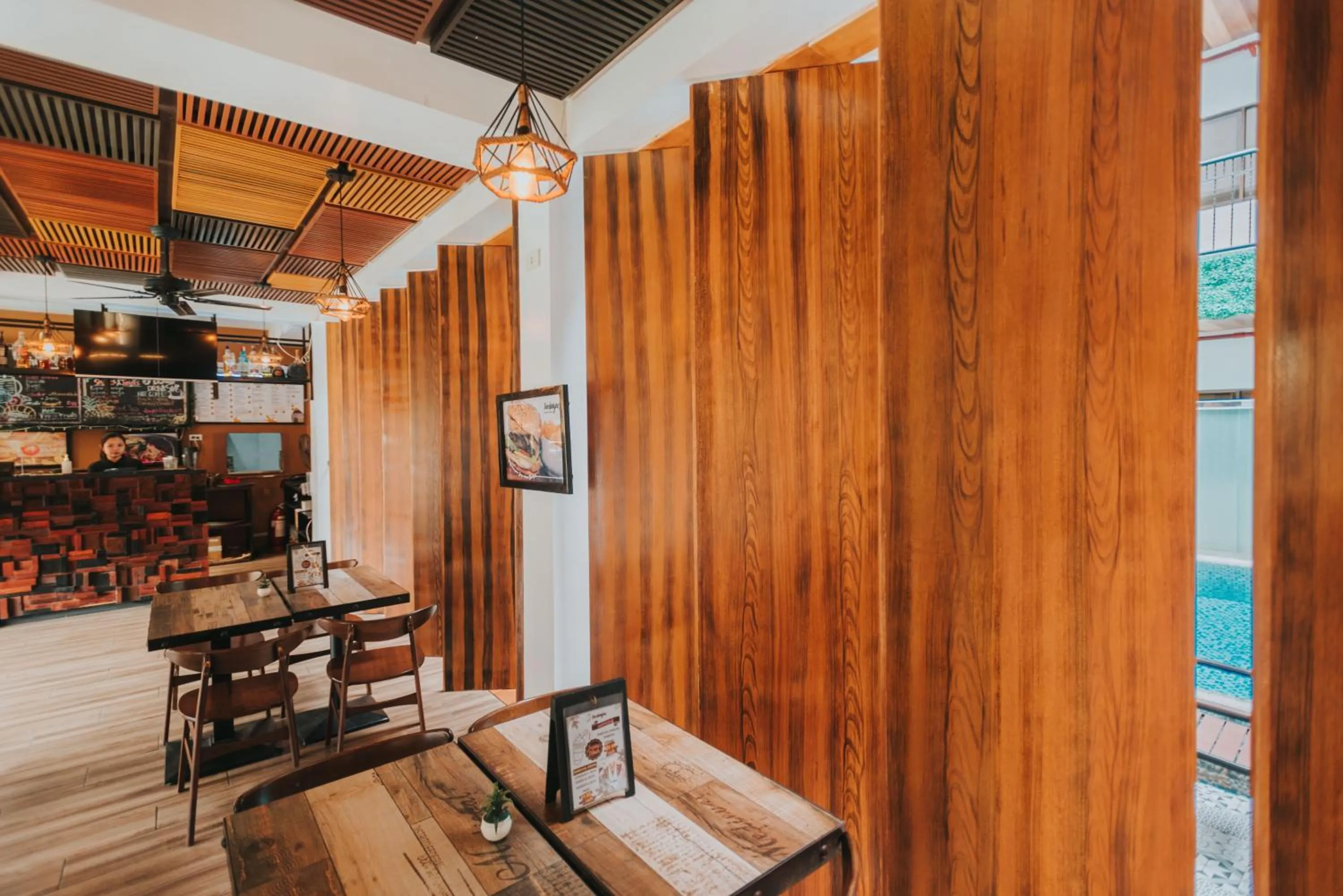 Restaurant/places to eat in SureStay Plus Hotel by Best Western AC LUXE Angeles City