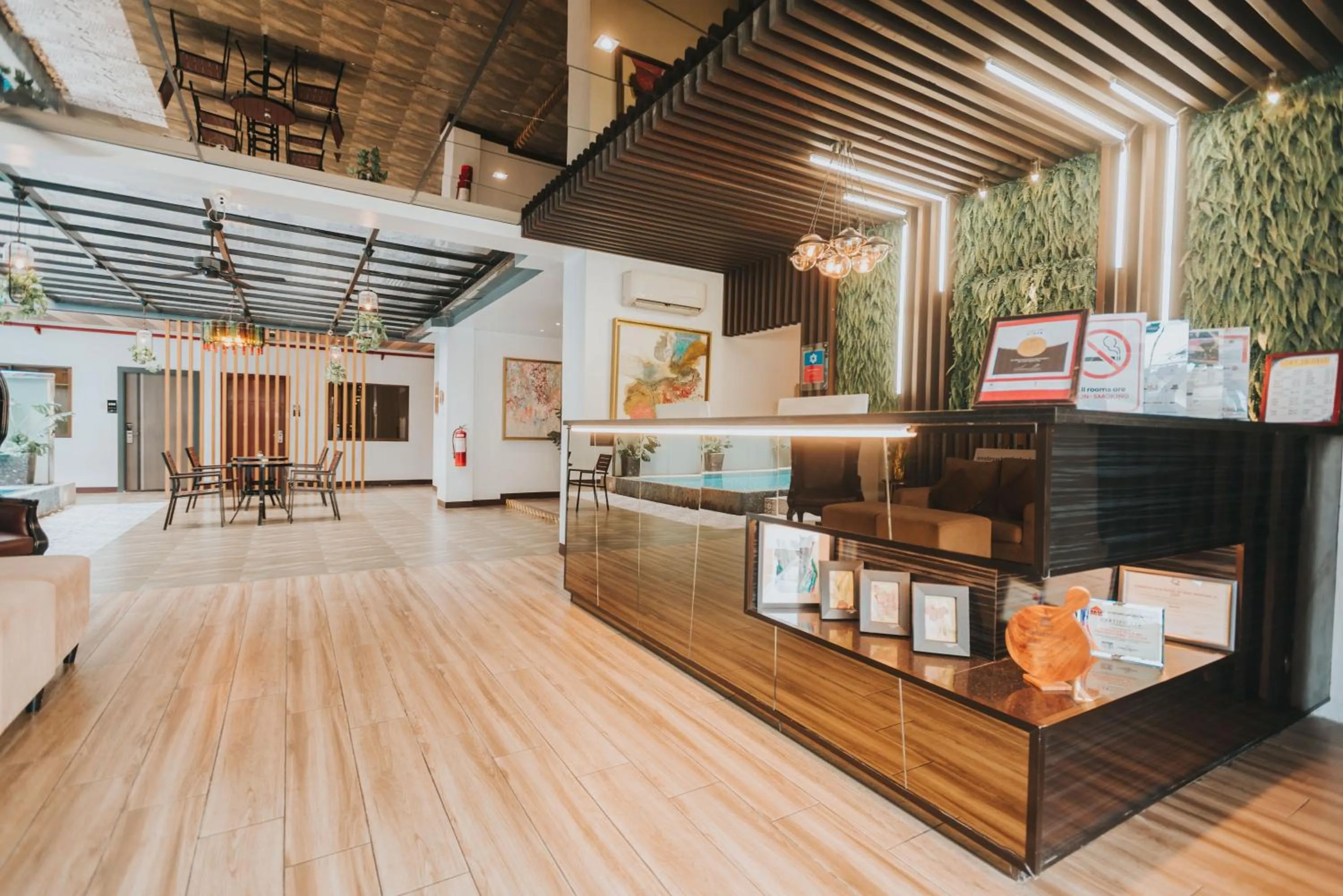 Lobby or reception in SureStay Plus Hotel by Best Western AC LUXE Angeles City