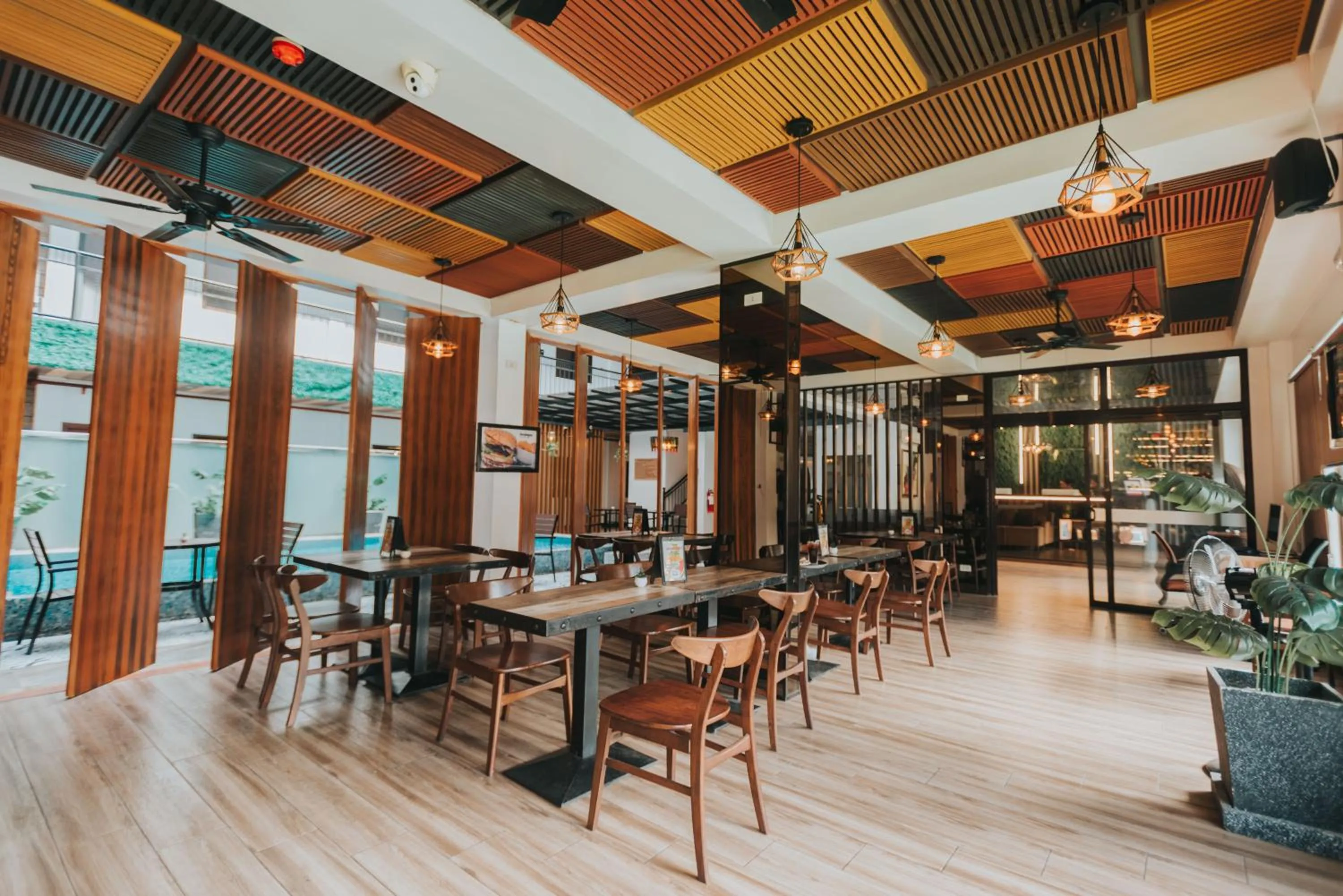 Restaurant/places to eat in SureStay Plus Hotel by Best Western AC LUXE Angeles City