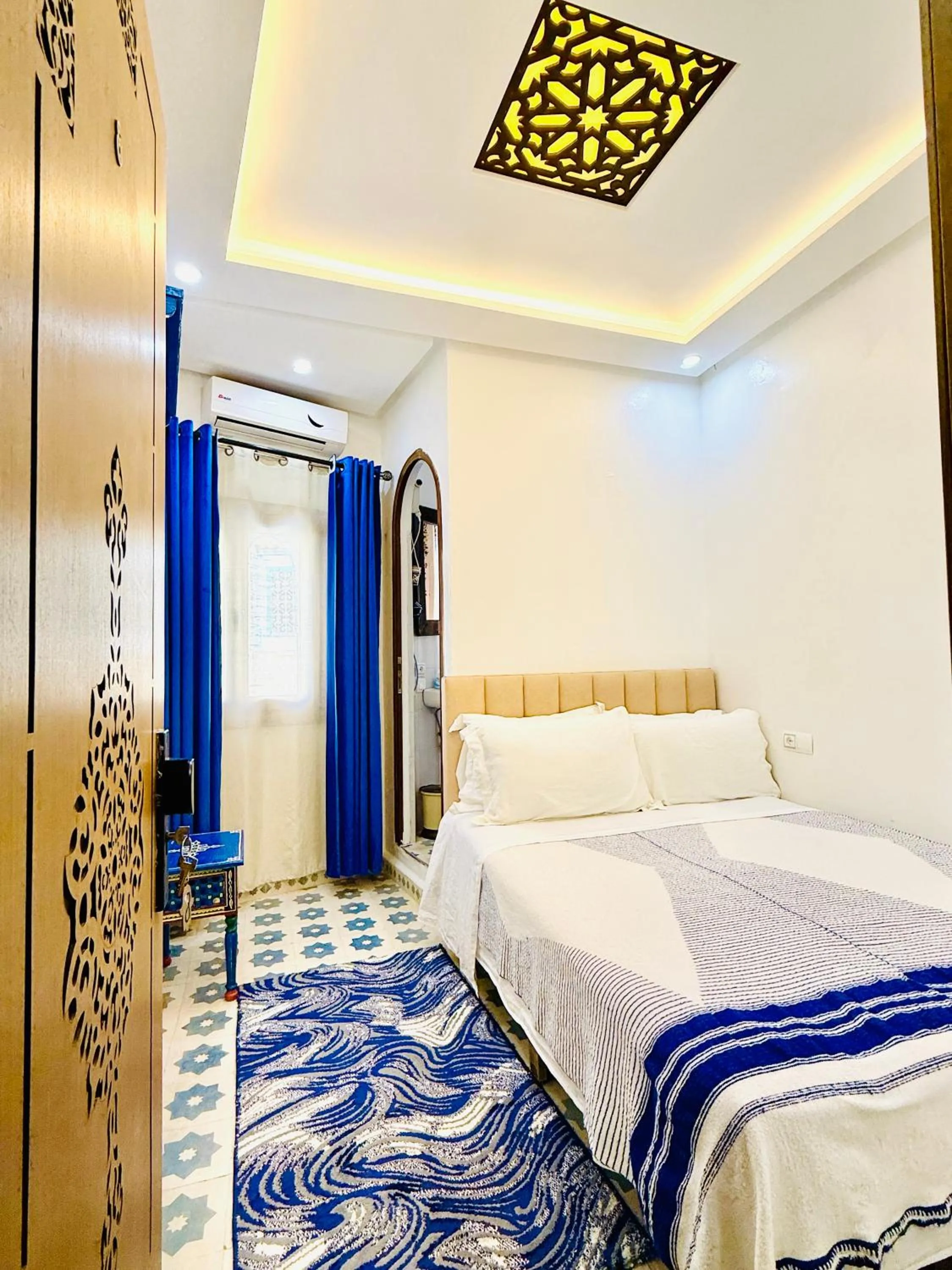 Bedroom, Bed in Hôtel Koutoubia