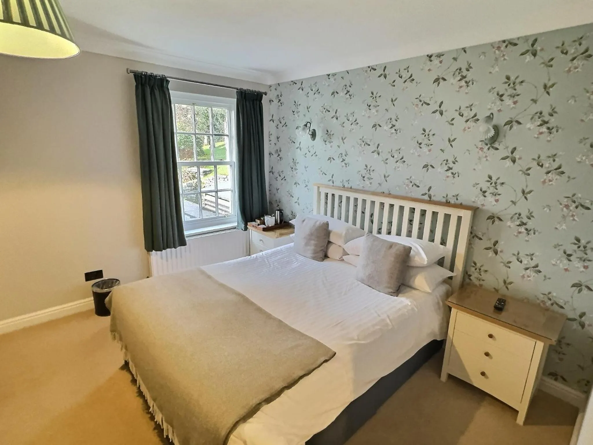 Bed in Three Shires Inn