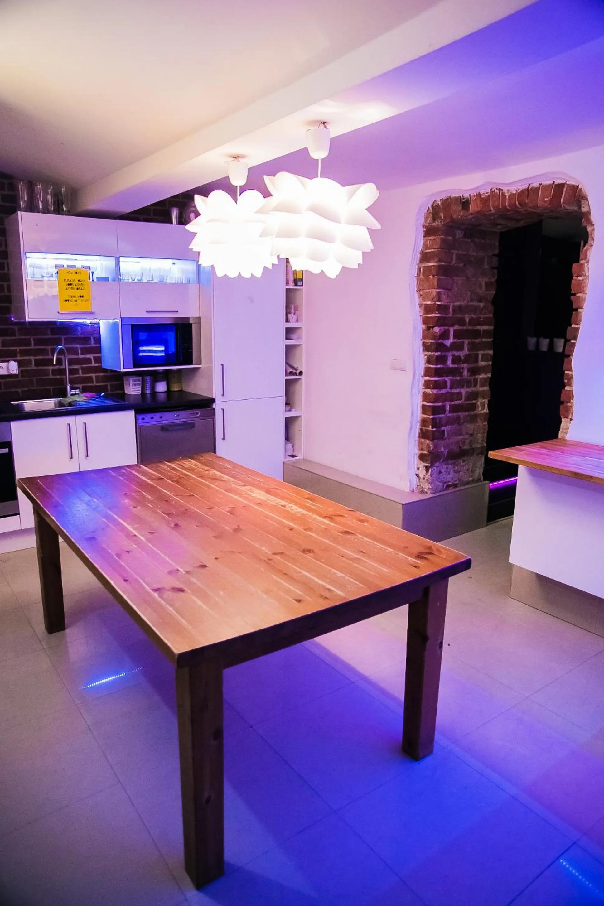 Communal kitchen in Greg&Tom Party Hostel