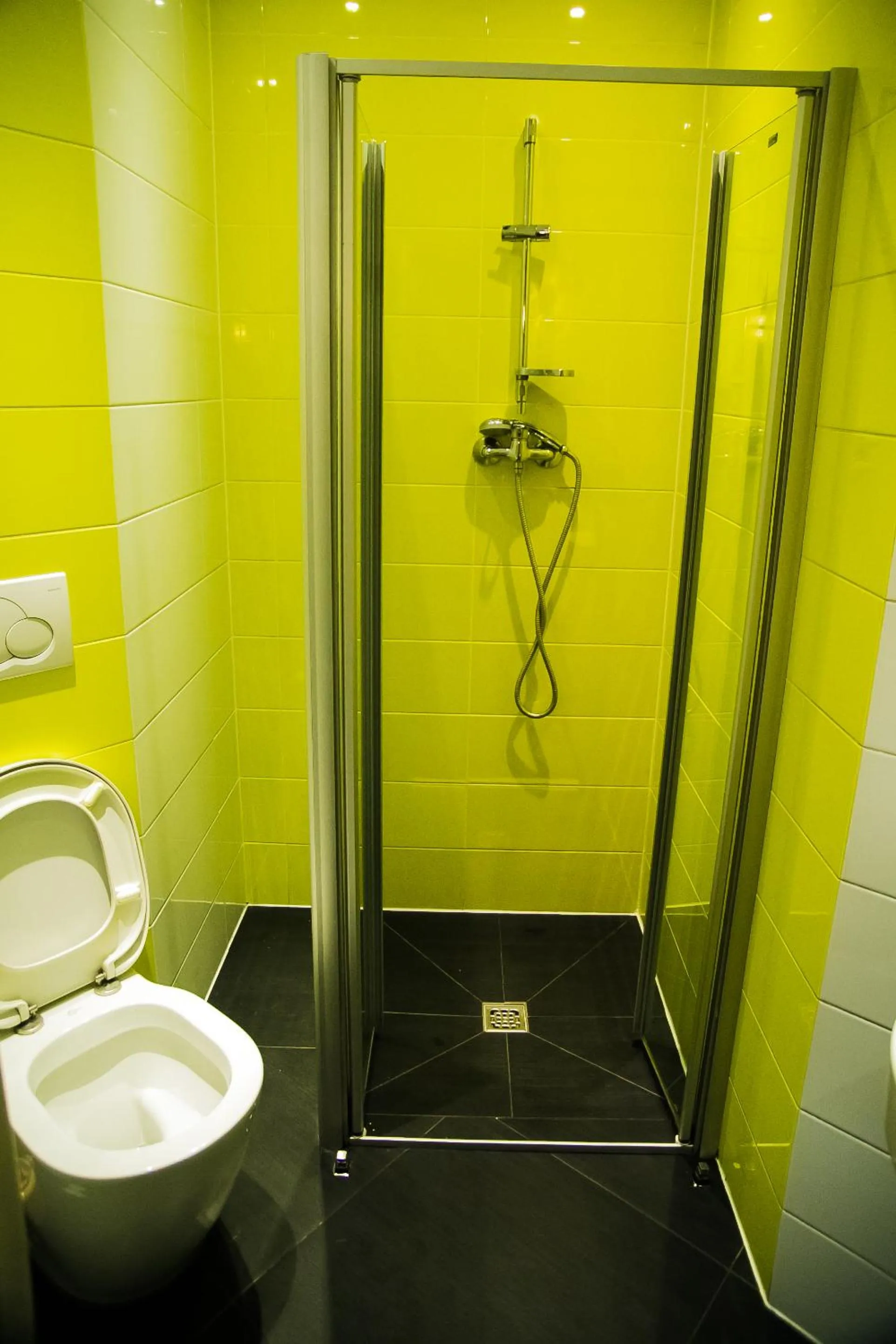 Shower in Greg&Tom Party Hostel