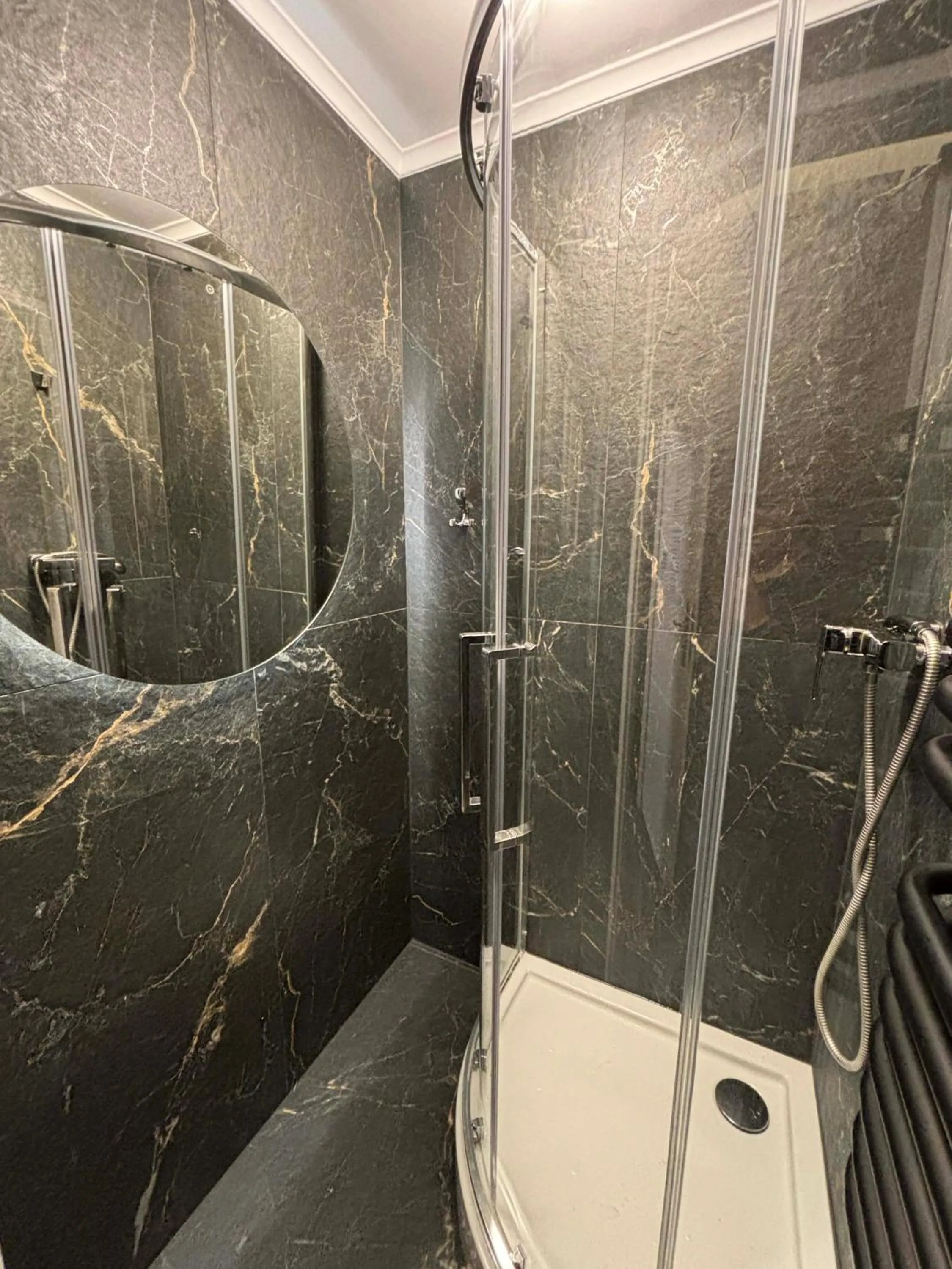 Shower in Greg&Tom Party Hostel