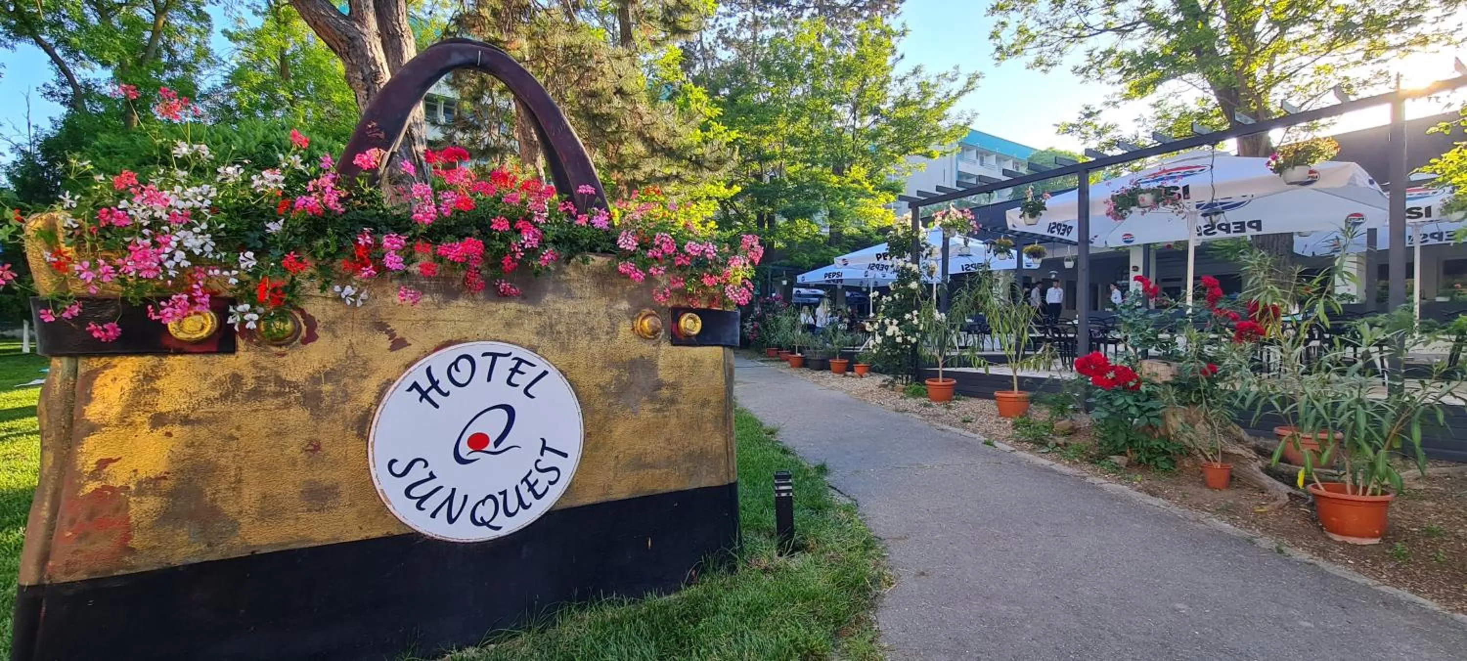 Restaurant/places to eat in Hotel Sunquest