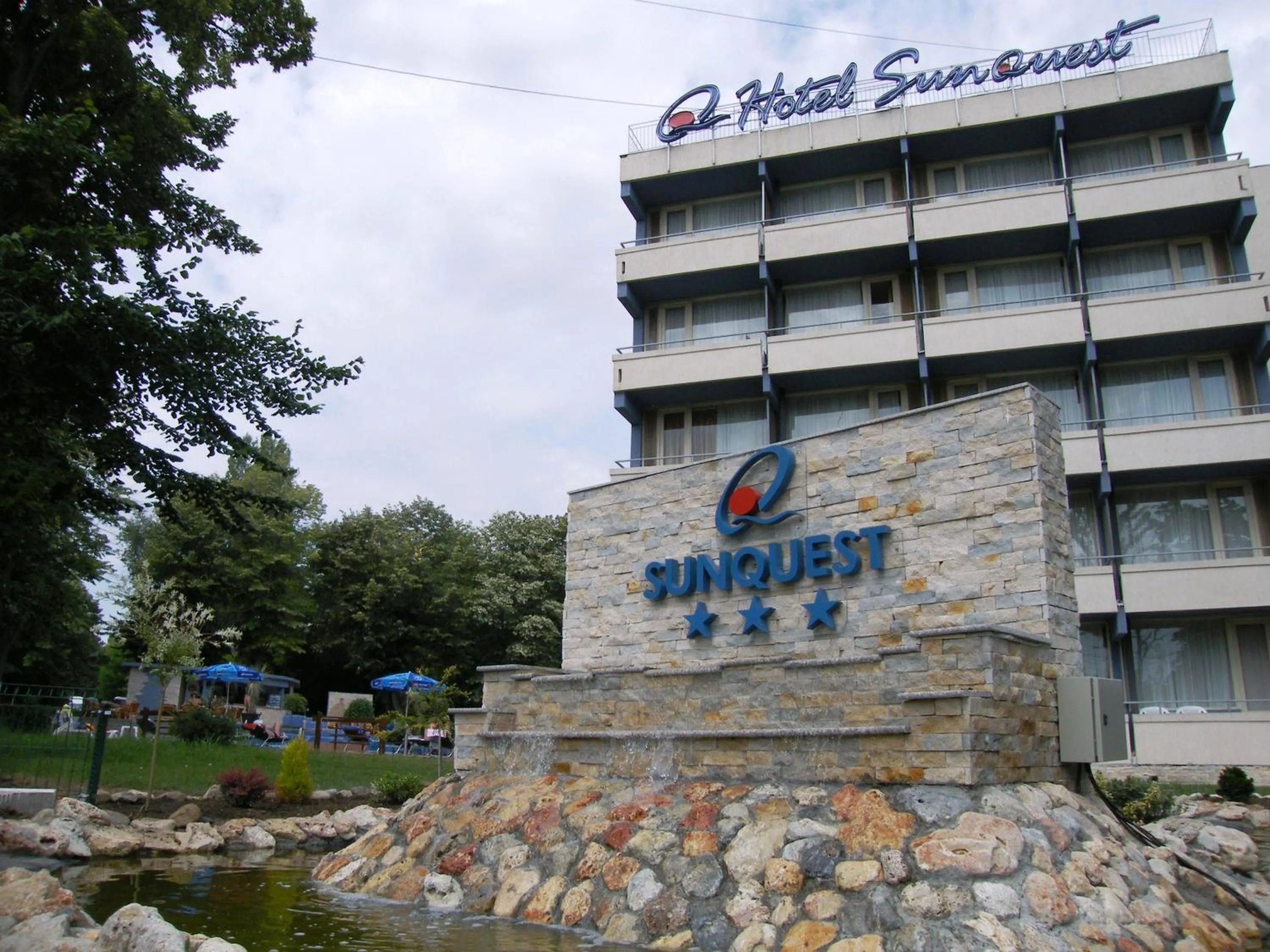 Facade/entrance in Hotel Sunquest