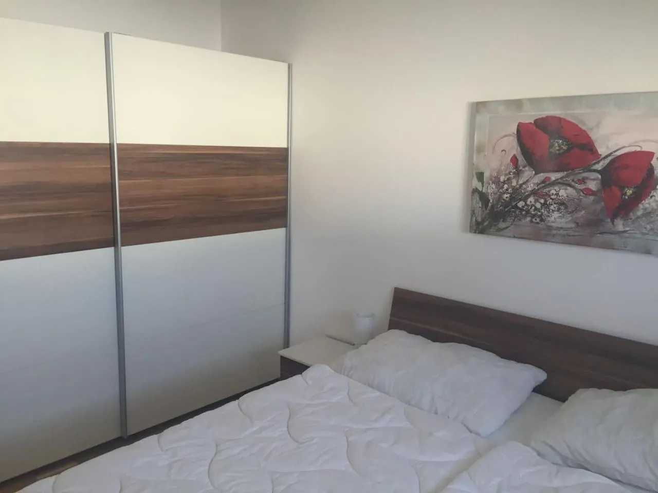 Bed in Superior-Apartment mit Pool und Seezugang