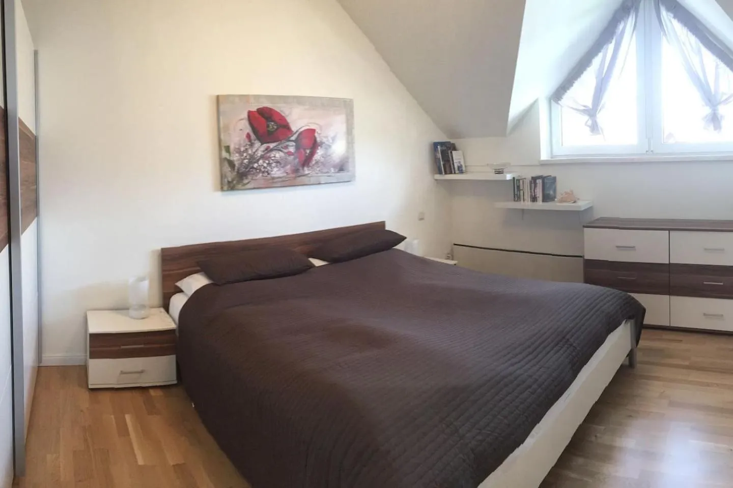 Bed in Superior-Apartment mit Pool und Seezugang