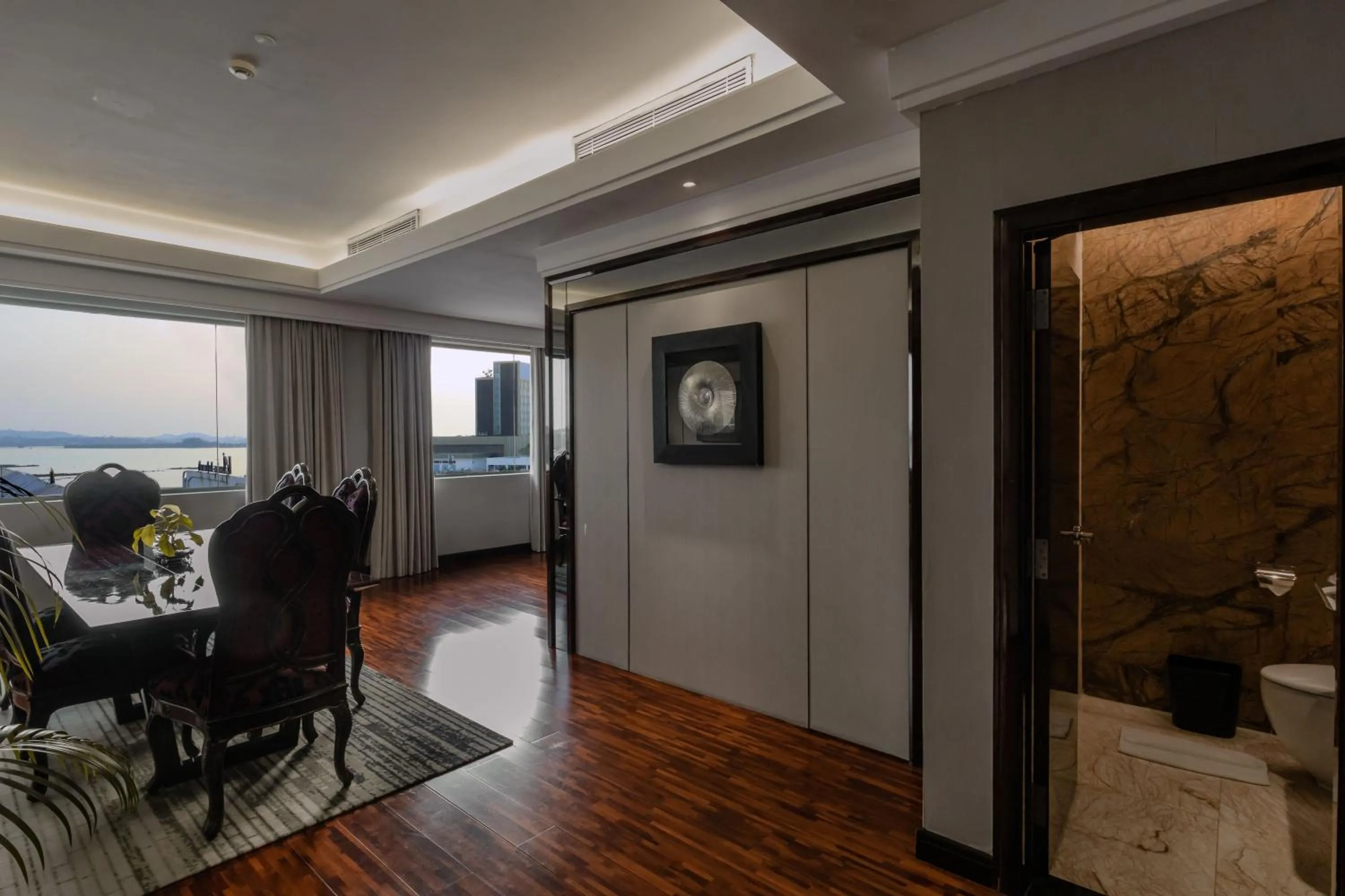 Dining area in Swiss-Belhotel Harbour Bay