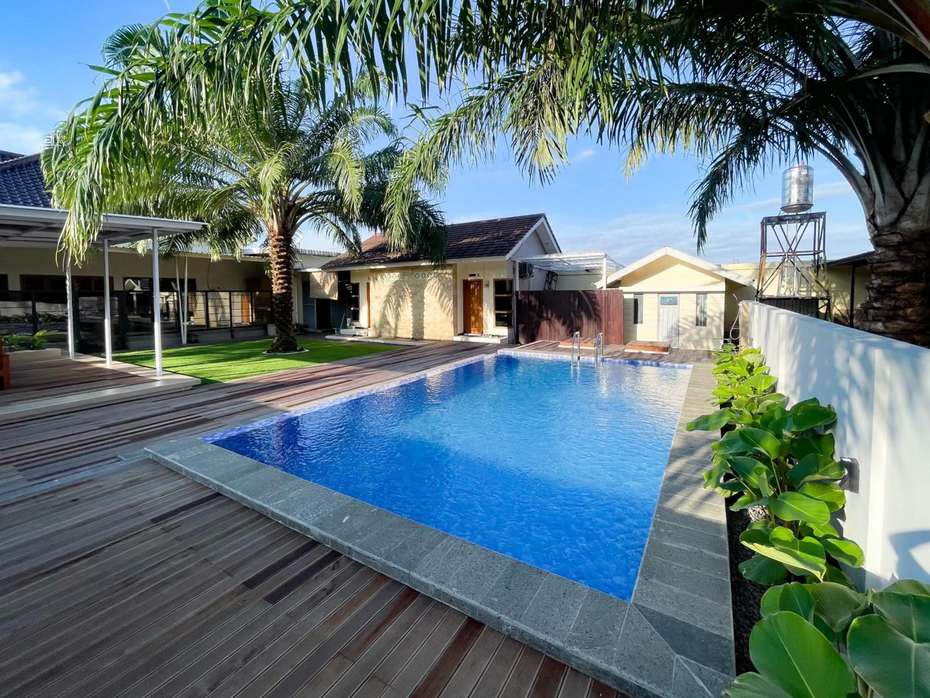 Swimming pool in RedDoorz Syariah Plus near Banyuwangi Airport