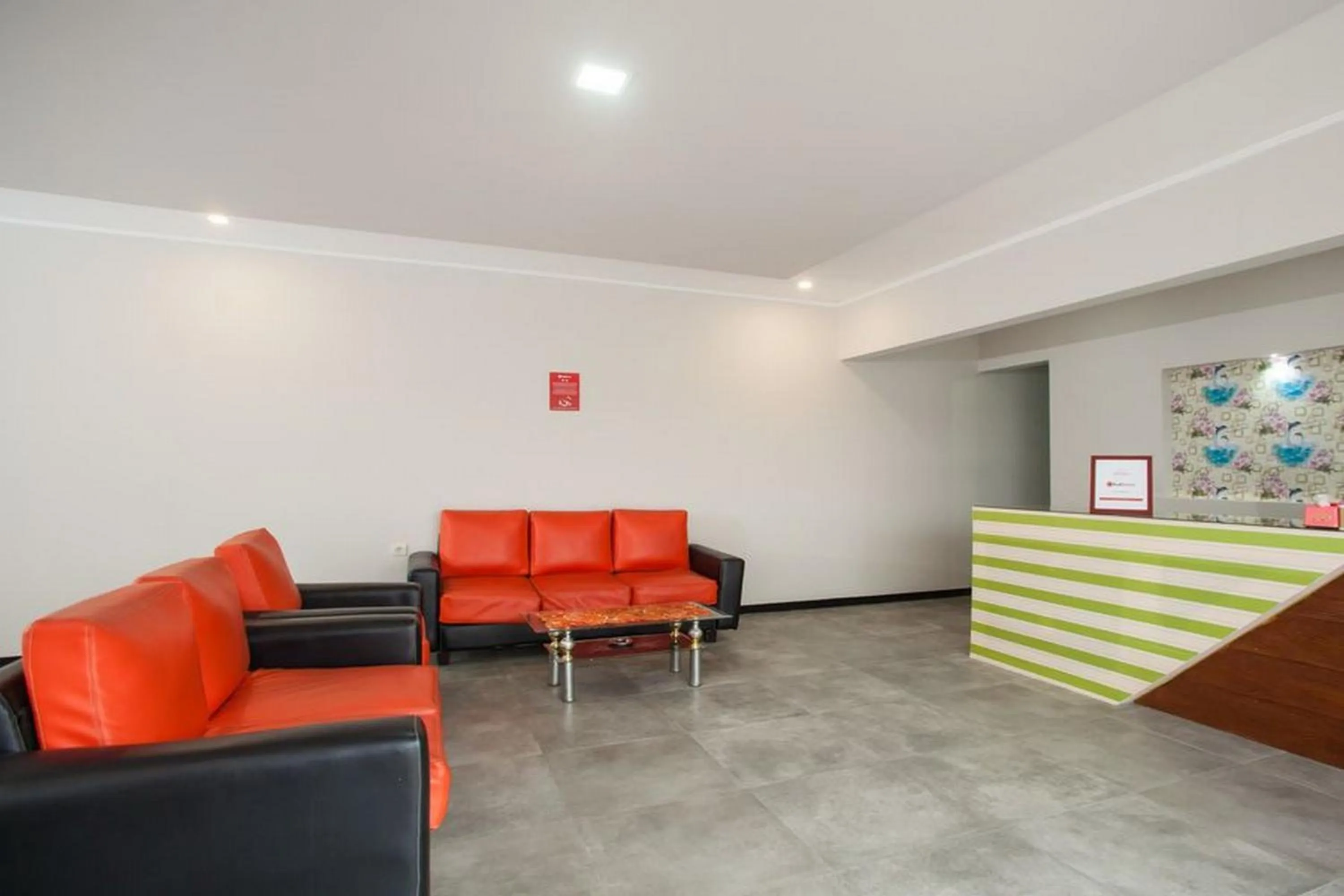 Lobby or reception in RedDoorz Syariah Plus near Banyuwangi Airport