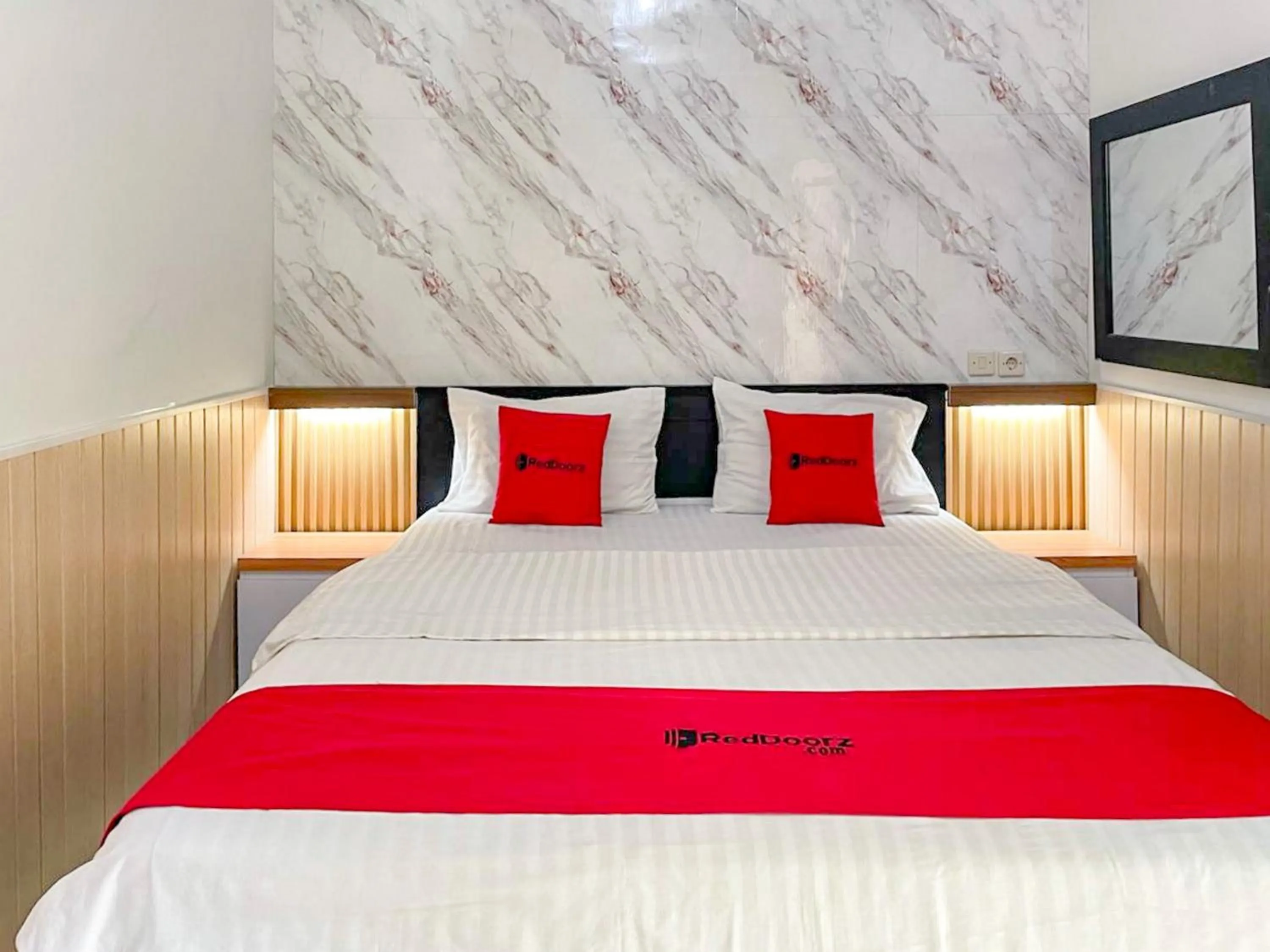 Bedroom, Bed in RedDoorz Syariah Plus near Banyuwangi Airport