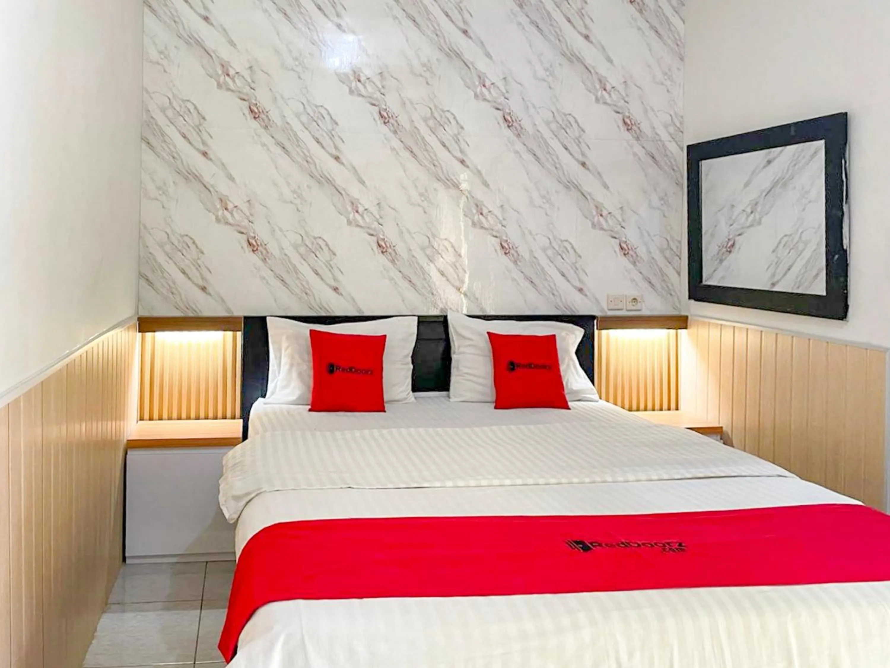 Bedroom, Bed in RedDoorz Syariah Plus near Banyuwangi Airport