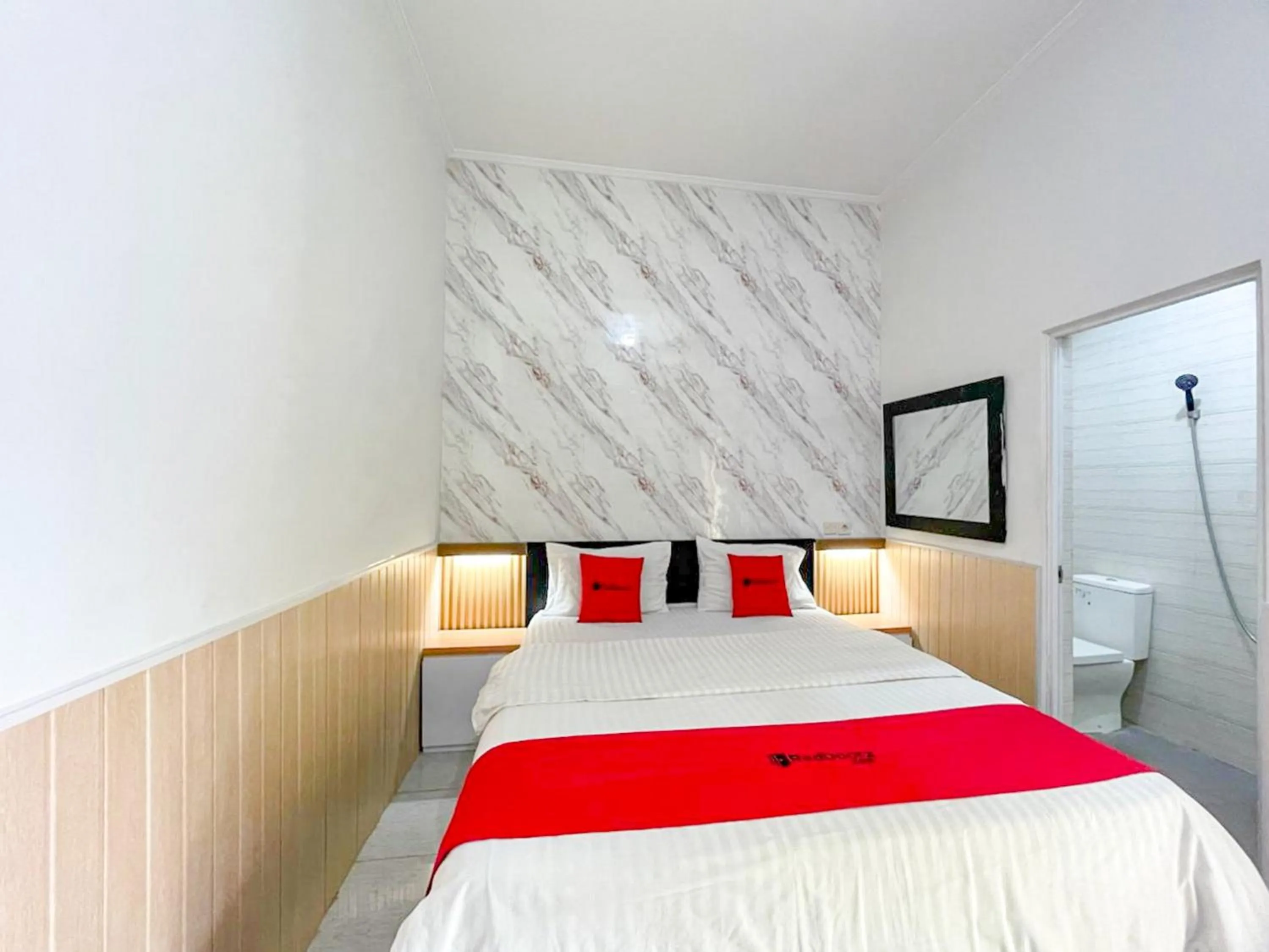 Bedroom, Bed in RedDoorz Syariah Plus near Banyuwangi Airport