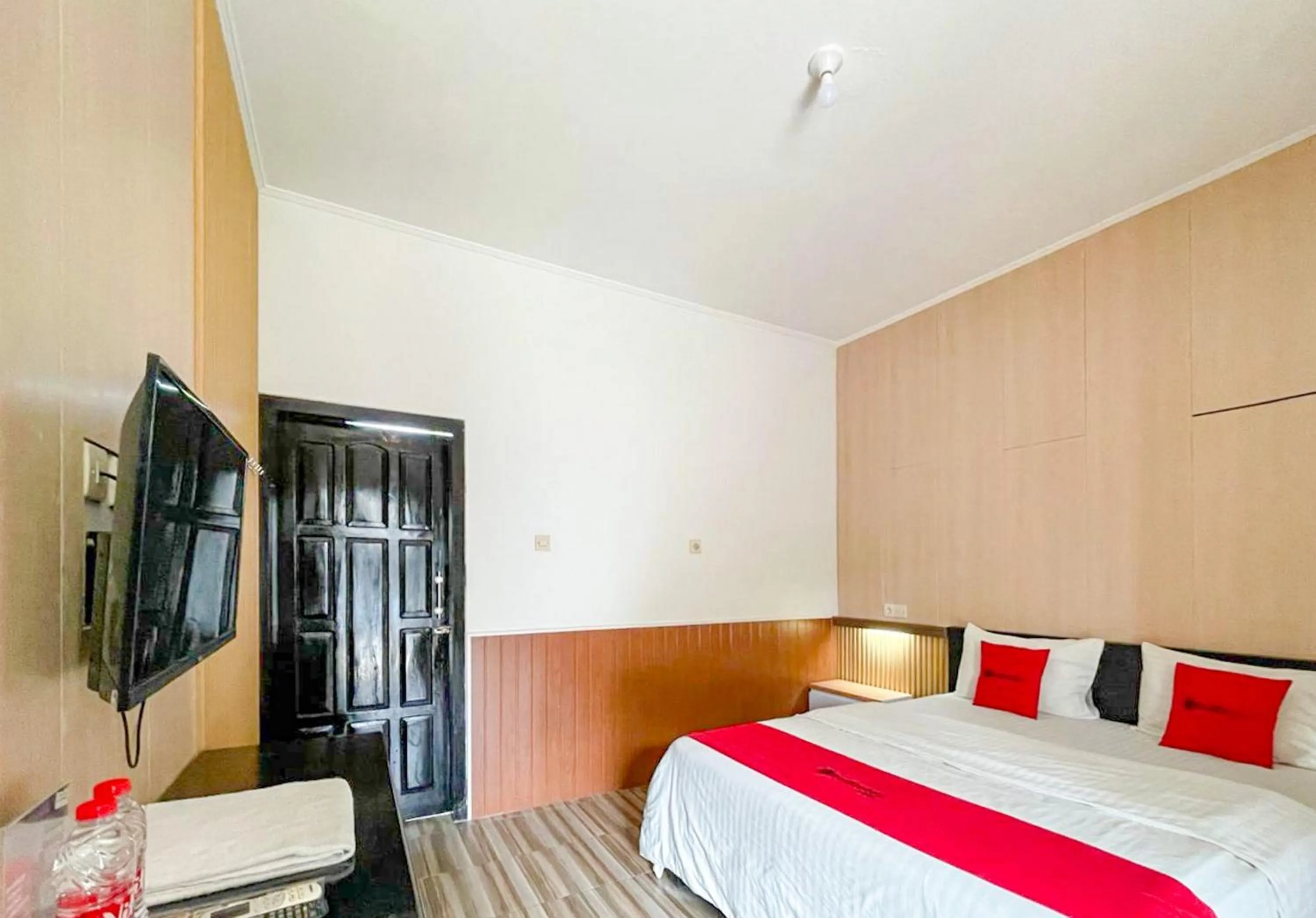 Bedroom, Bed in RedDoorz Syariah Plus near Banyuwangi Airport