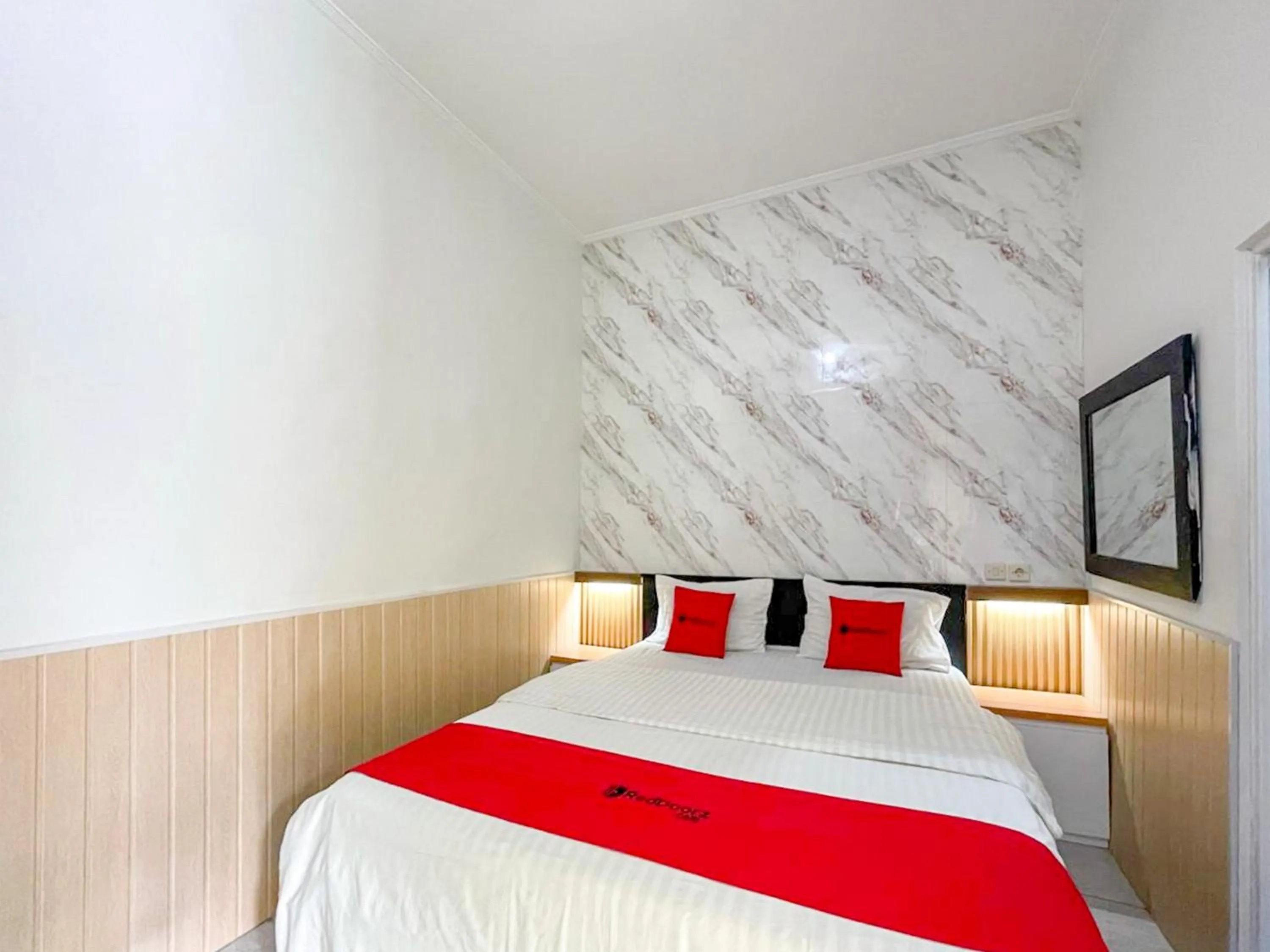 Bedroom, Bed in RedDoorz Syariah Plus near Banyuwangi Airport