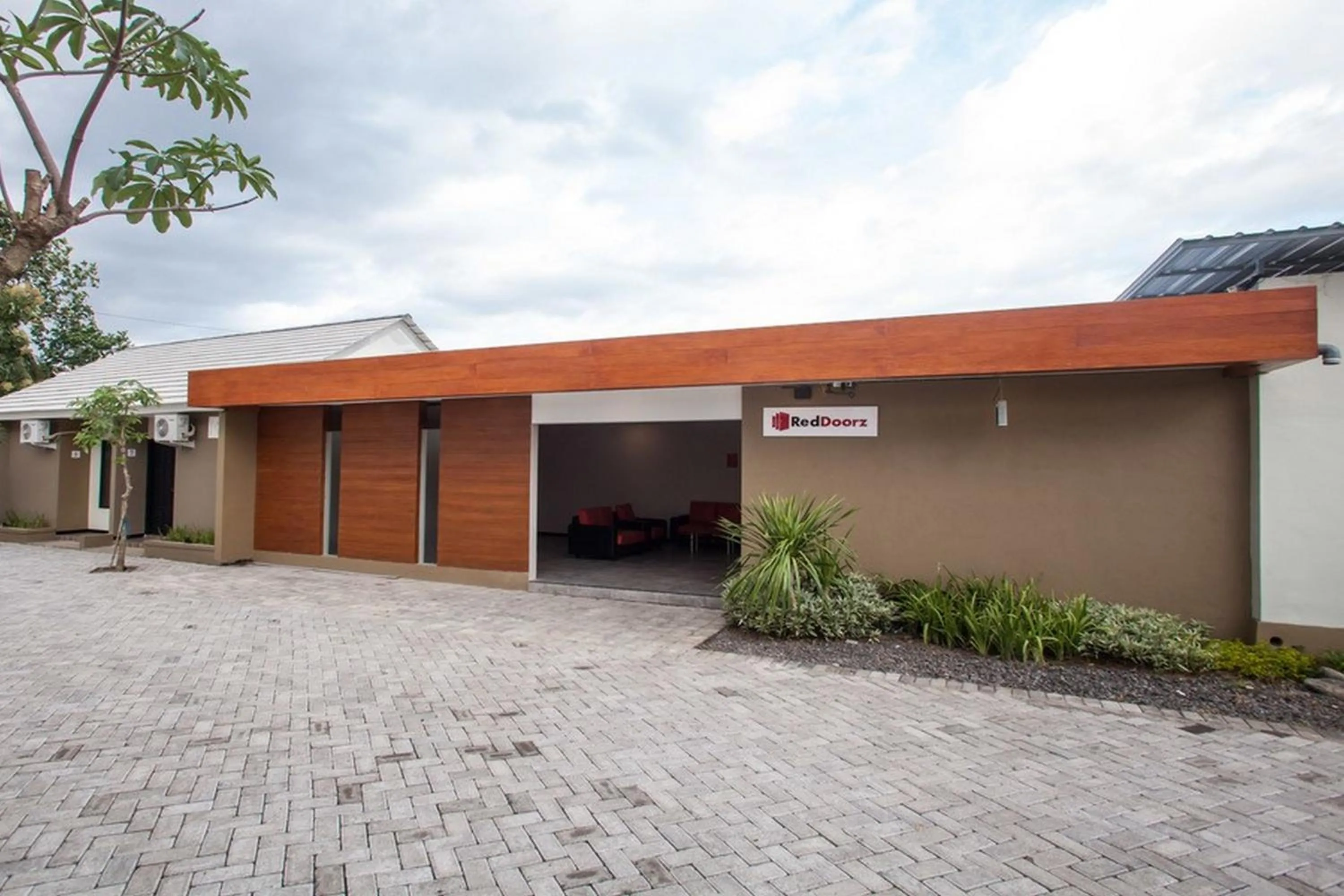 Facade/entrance in RedDoorz Syariah Plus near Banyuwangi Airport