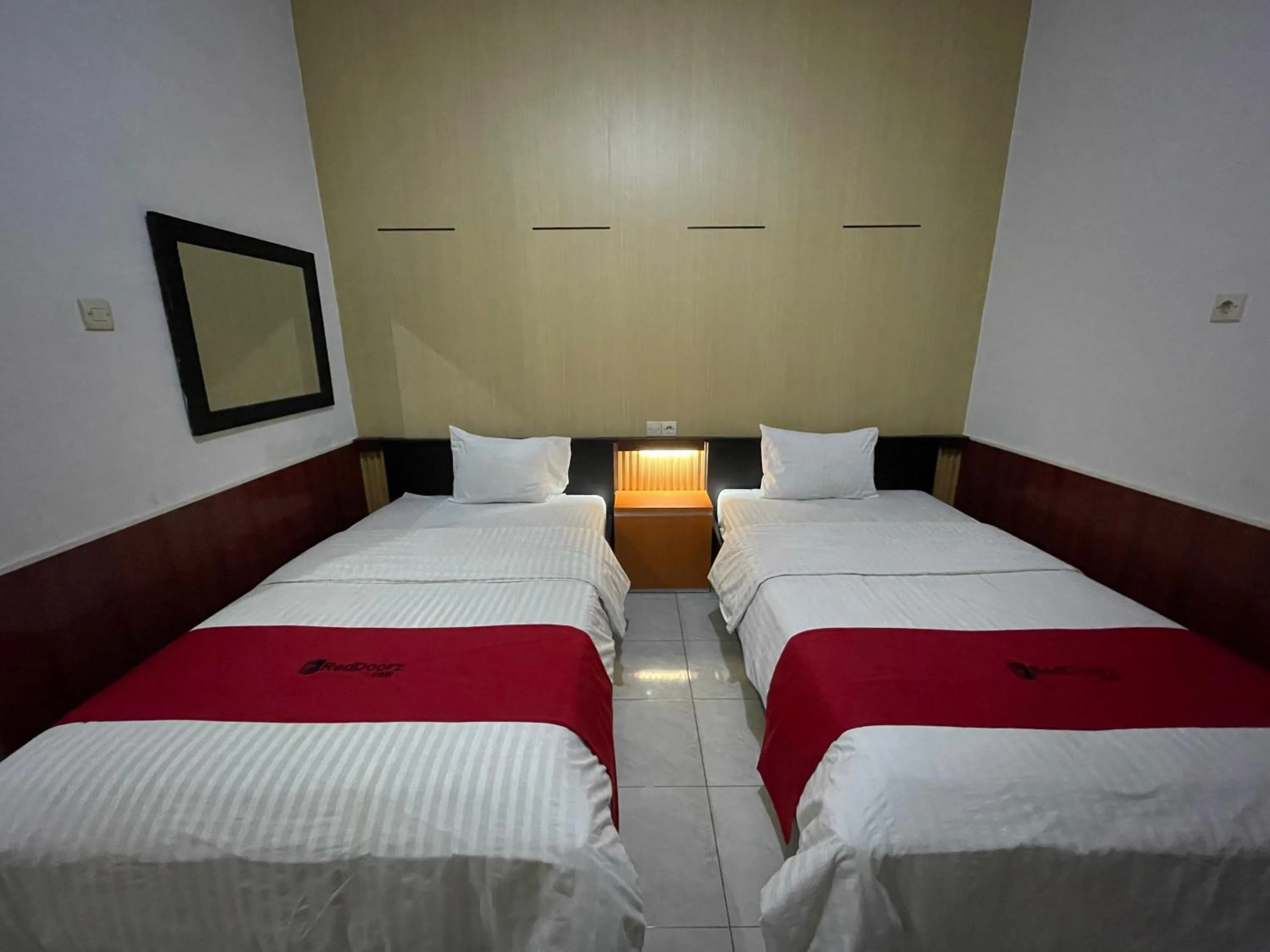 Bedroom, Bed in RedDoorz Syariah Plus near Banyuwangi Airport