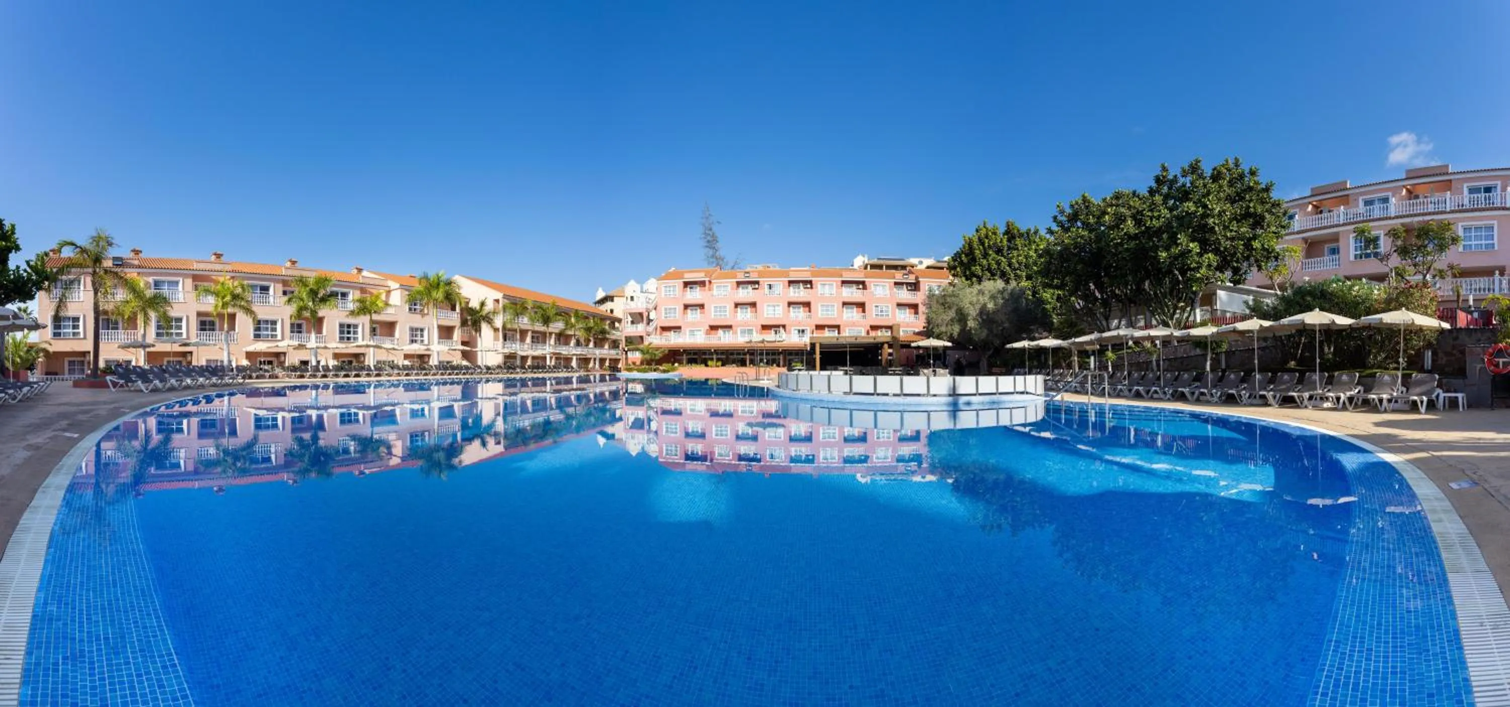 Swimming pool in Hotel El Duque