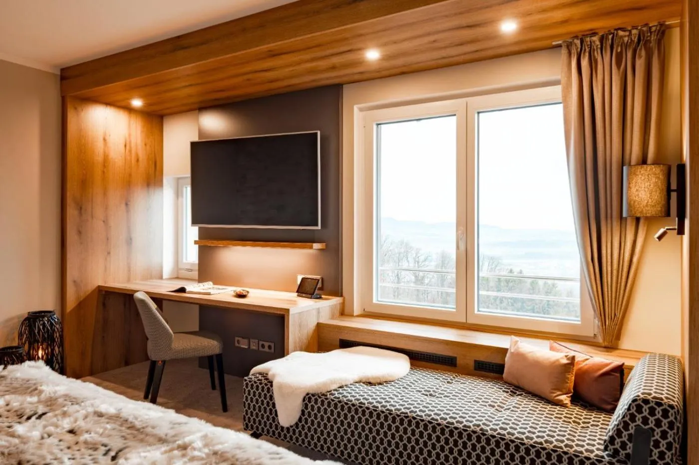 Seating area, Bed in Burghotel Staufeneck