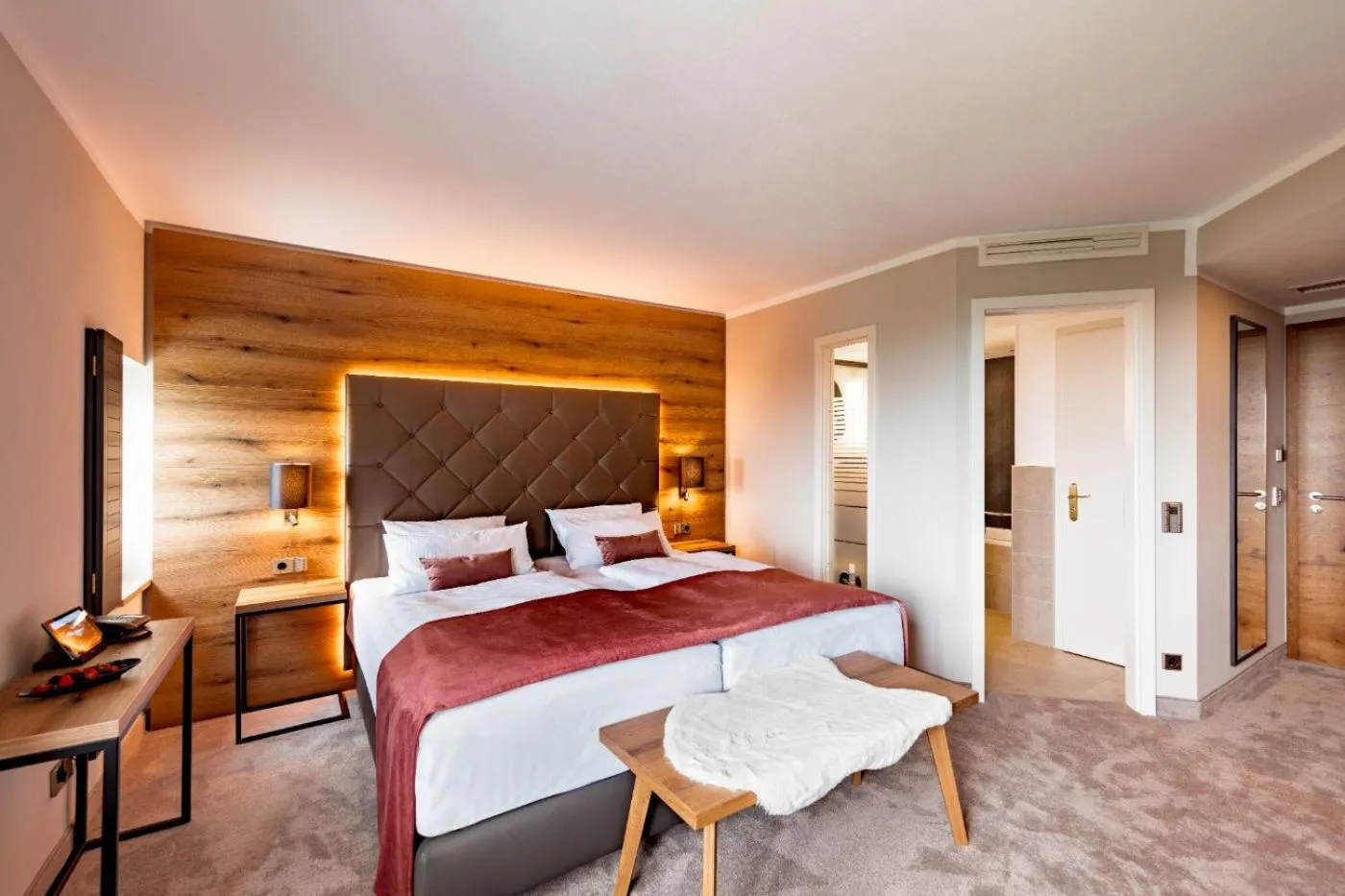 Photo of the whole room, Bed in Burghotel Staufeneck