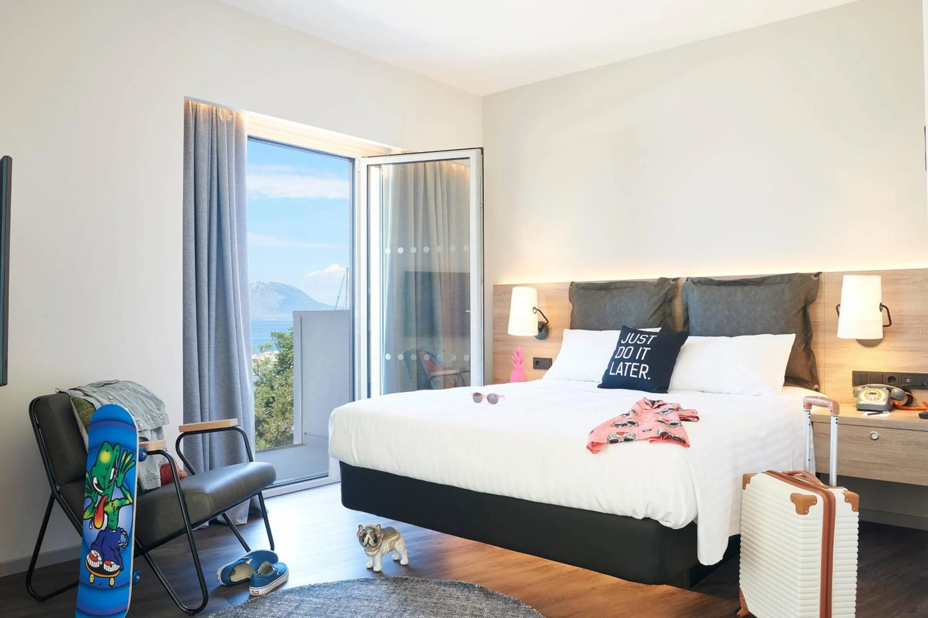 Photo of the whole room, Bed in Moxy Patra Marina