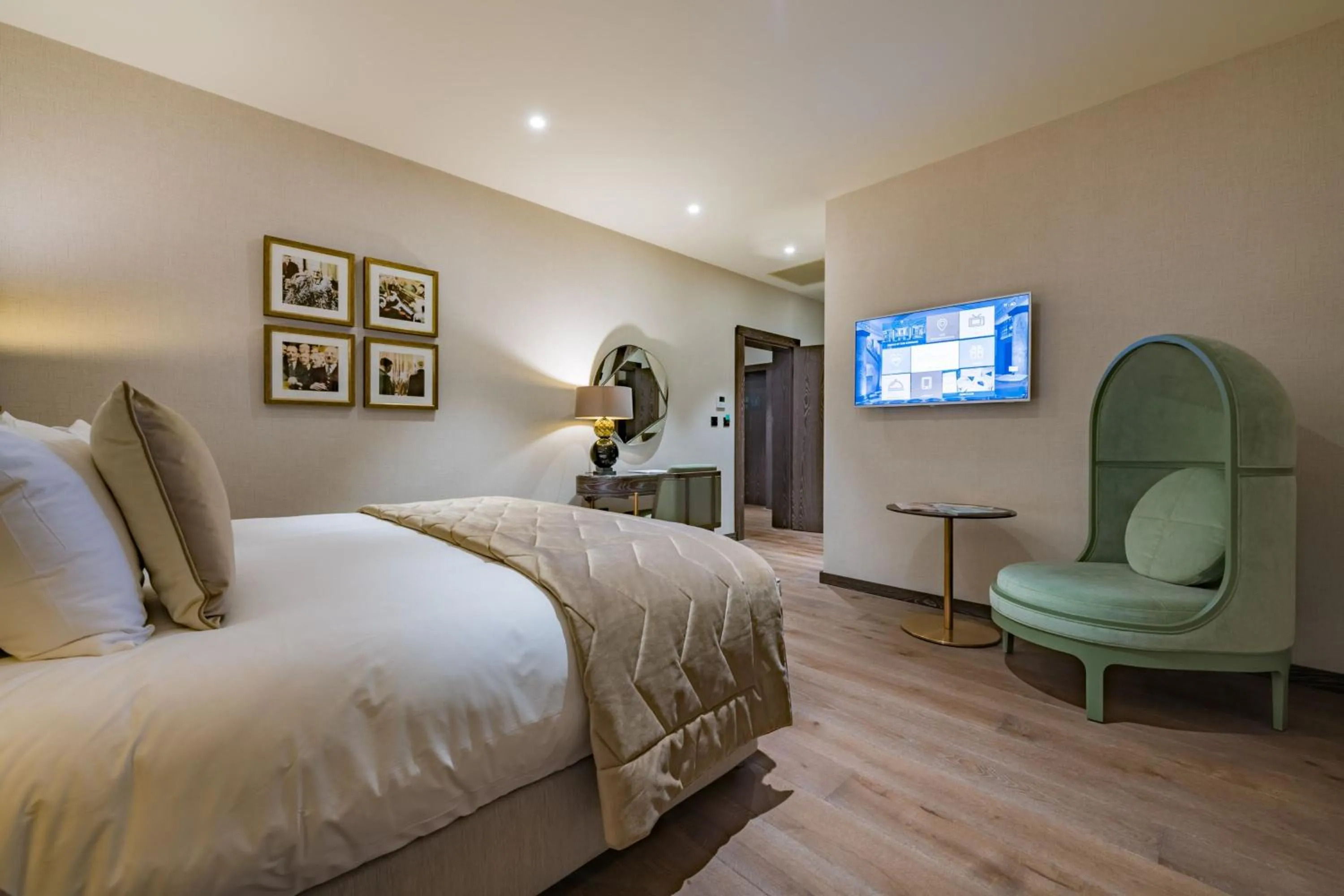 Bedroom, Bed in Stock Exchange Hotel, Manchester, Autograph Collection