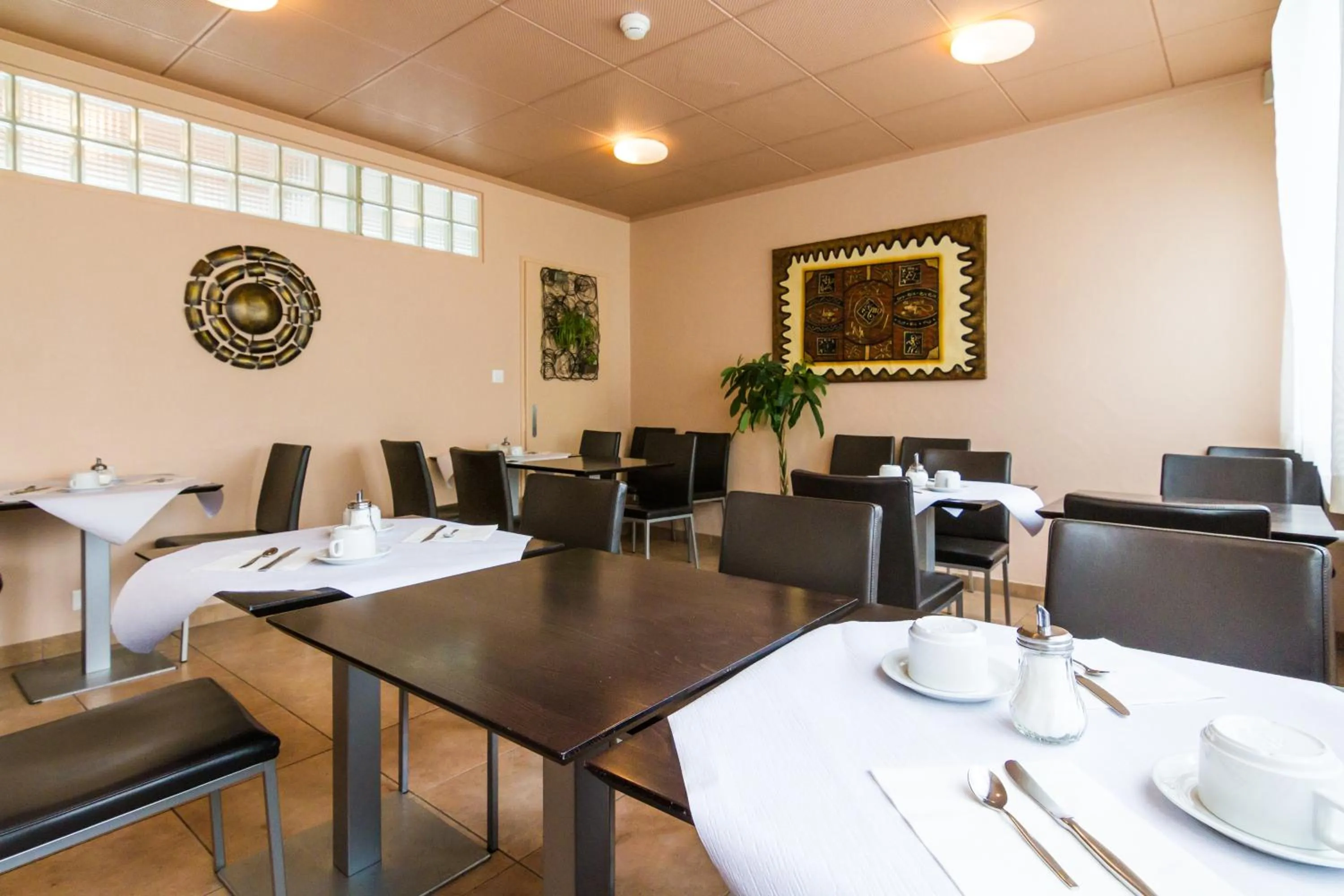 Restaurant/places to eat in Hôtel Elite