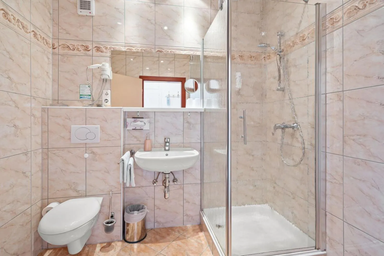 Shower in Hotel Nikolasch