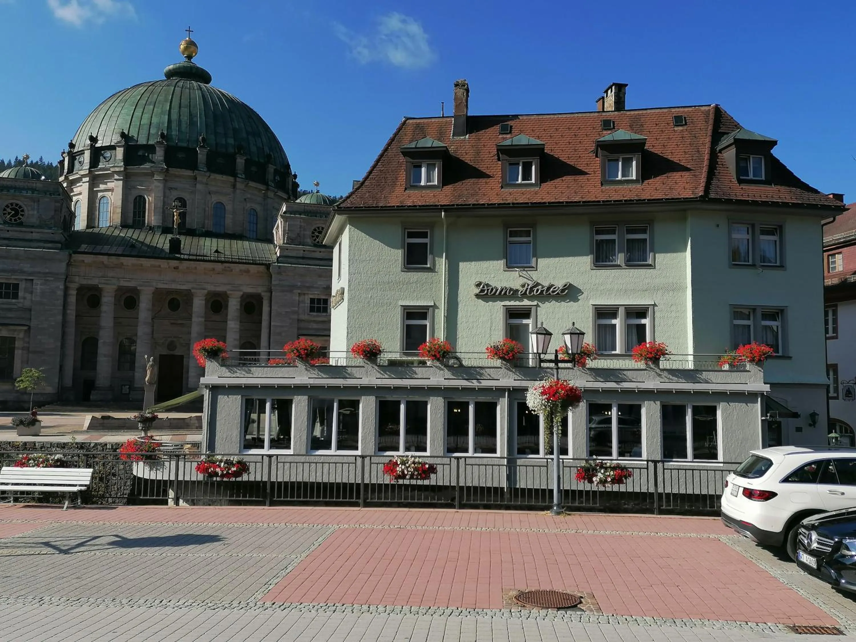 Property building in Dom-Hotel