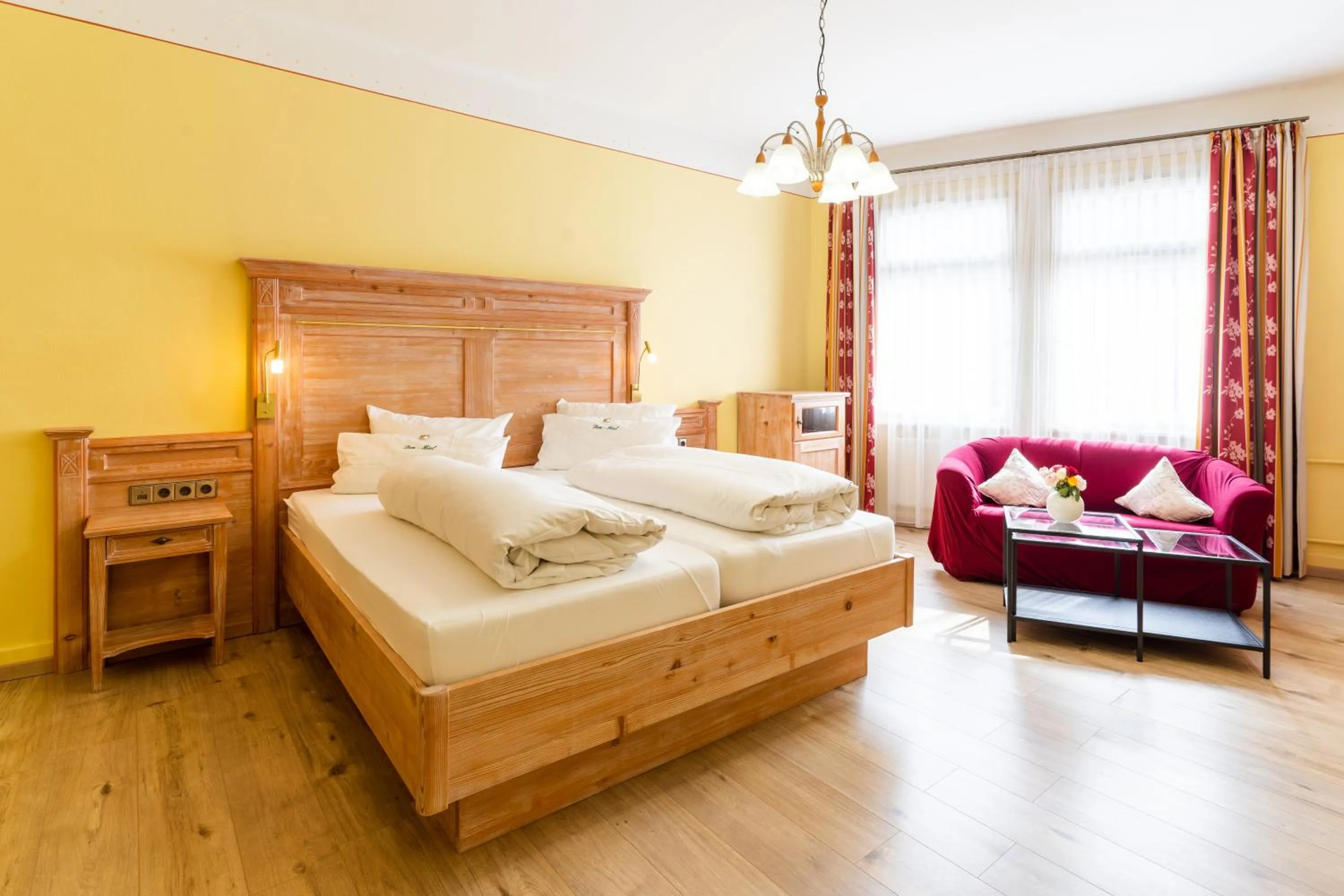 Seating area, Bed in Dom-Hotel