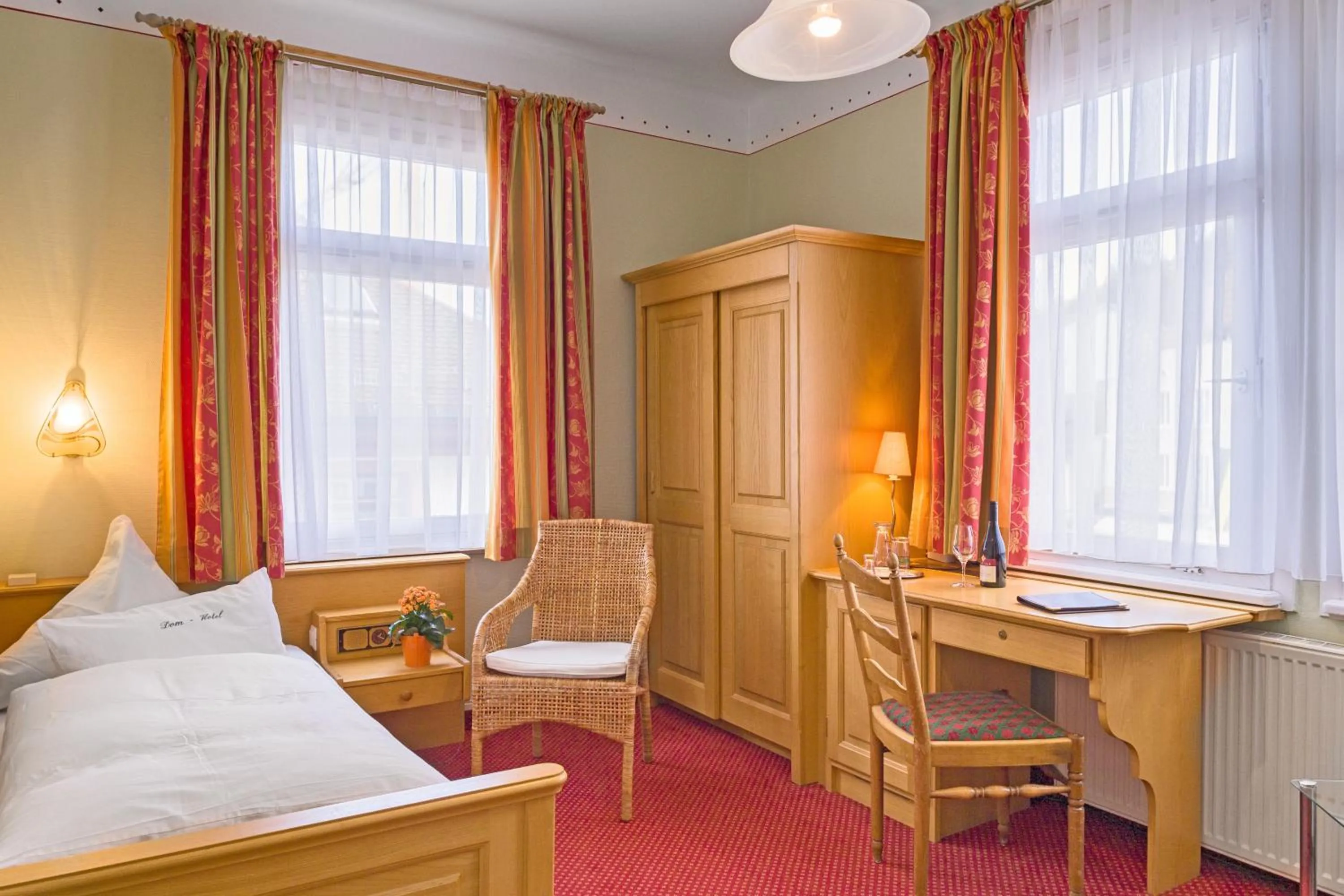 Bedroom, Bed in Dom-Hotel