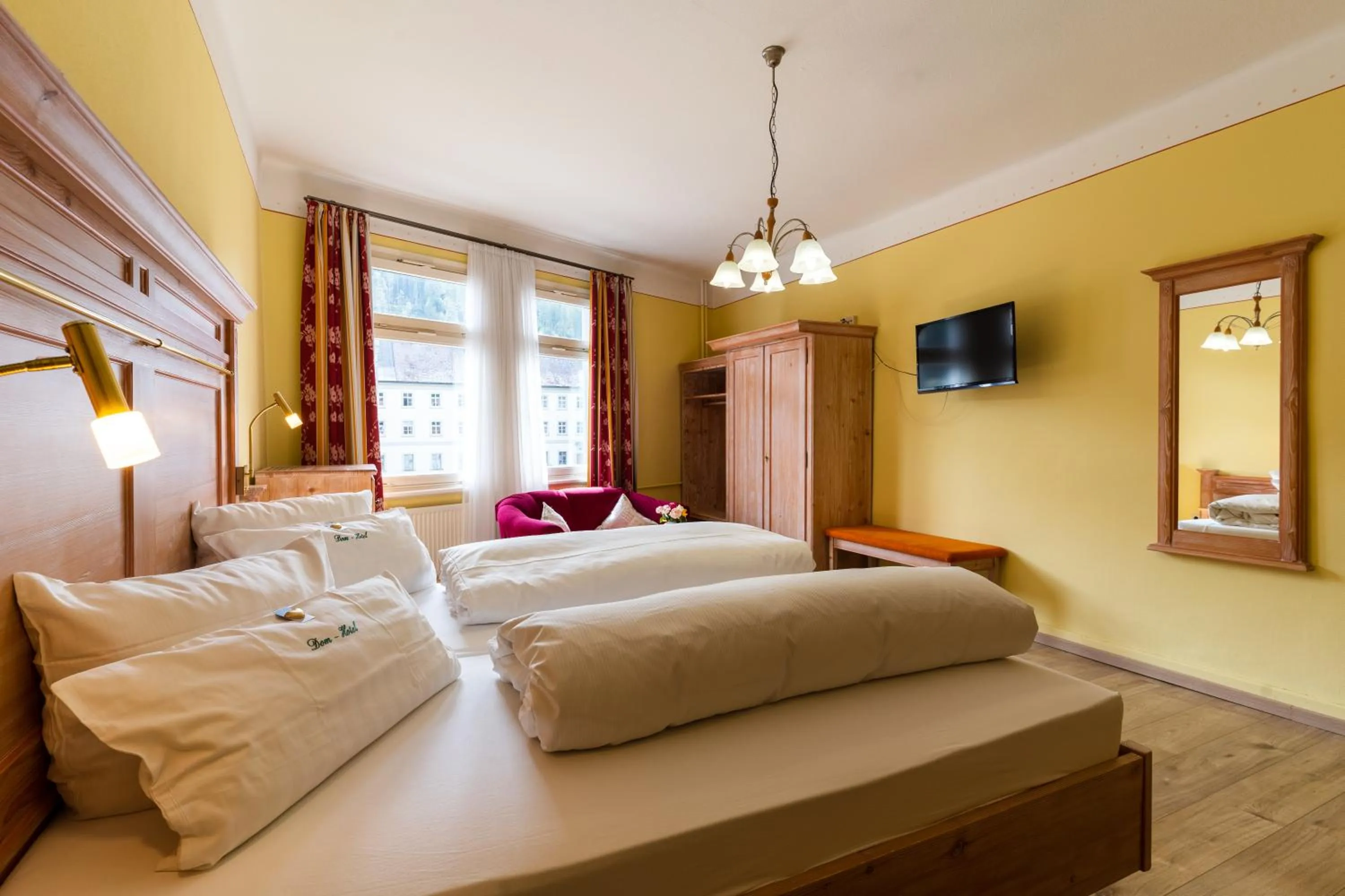 Bedroom, Bed in Dom-Hotel