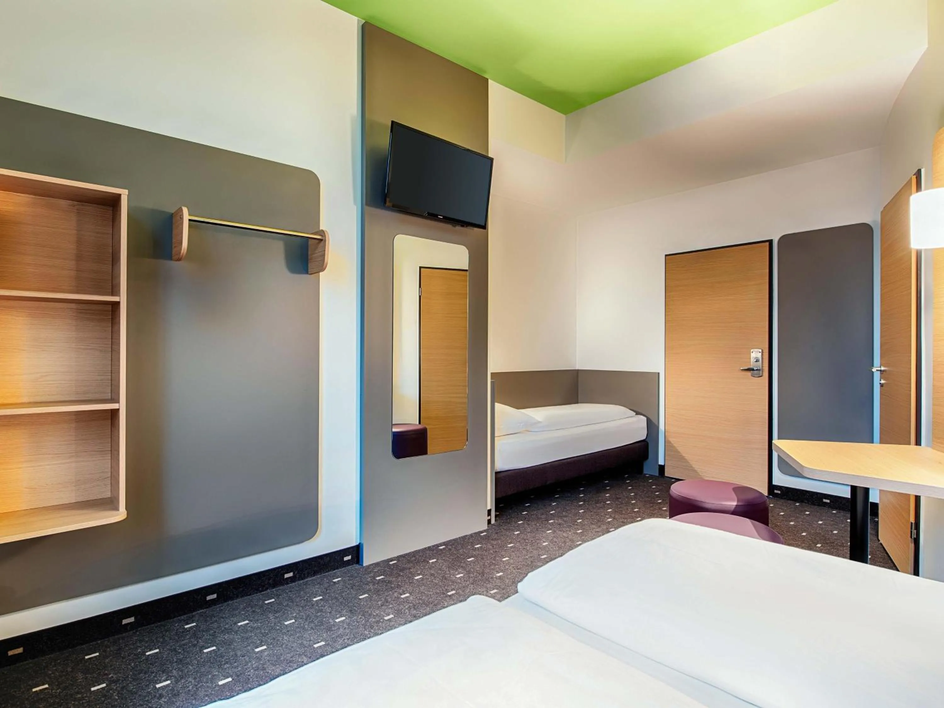 Photo of the whole room, Bed in B&B Hotel Kassel-City