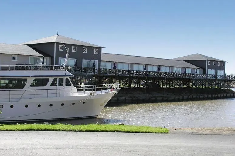 Property building in Howard Johnson Marinas & Resort