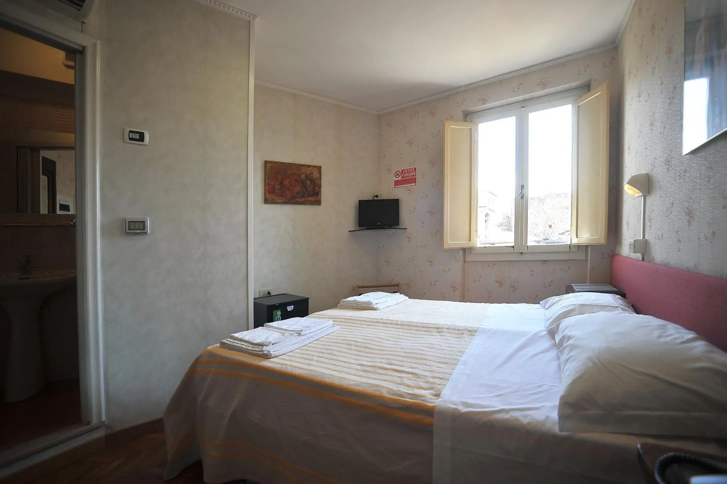 Twin Room with Bathroom in albergo Fiorentino Twin Room with Bathroom in albergo Fiorentino