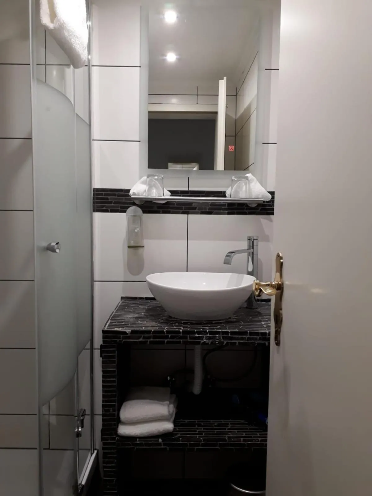 Shower in Hotel Restaurant Adria Kroatien