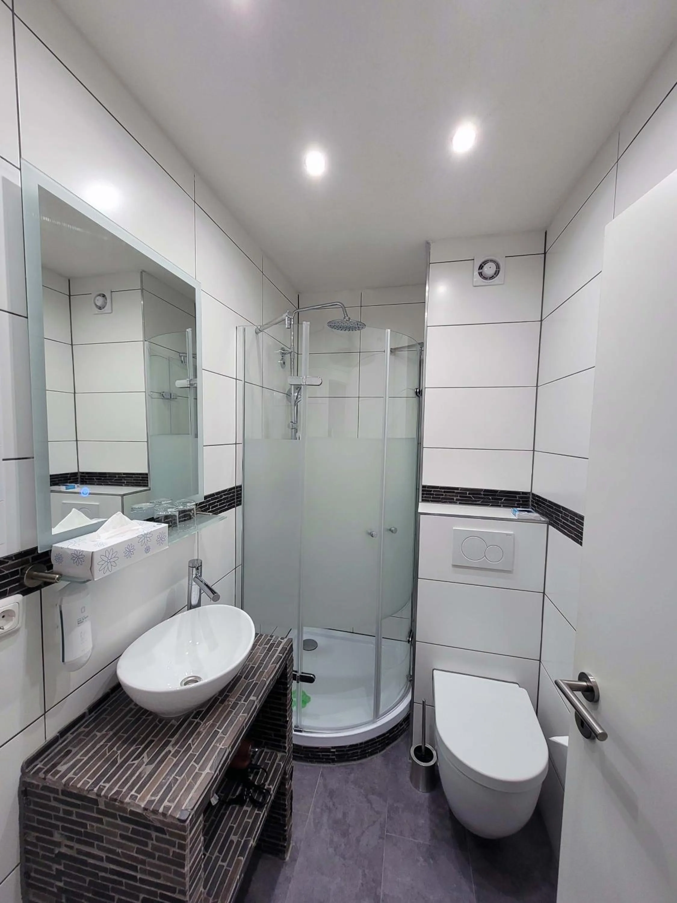 Shower in Hotel Restaurant Adria Kroatien