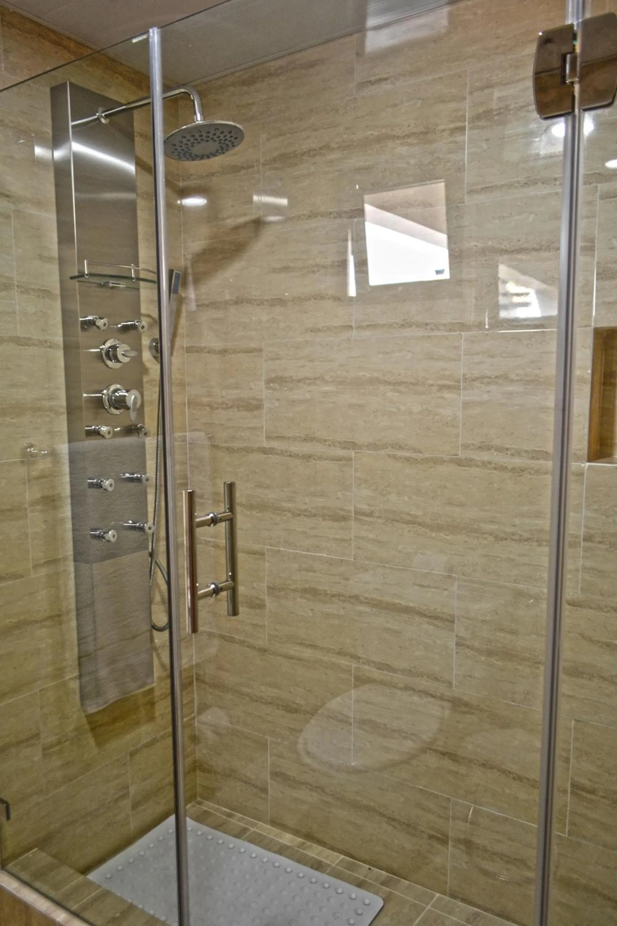 Shower in Plaza Florida Suites