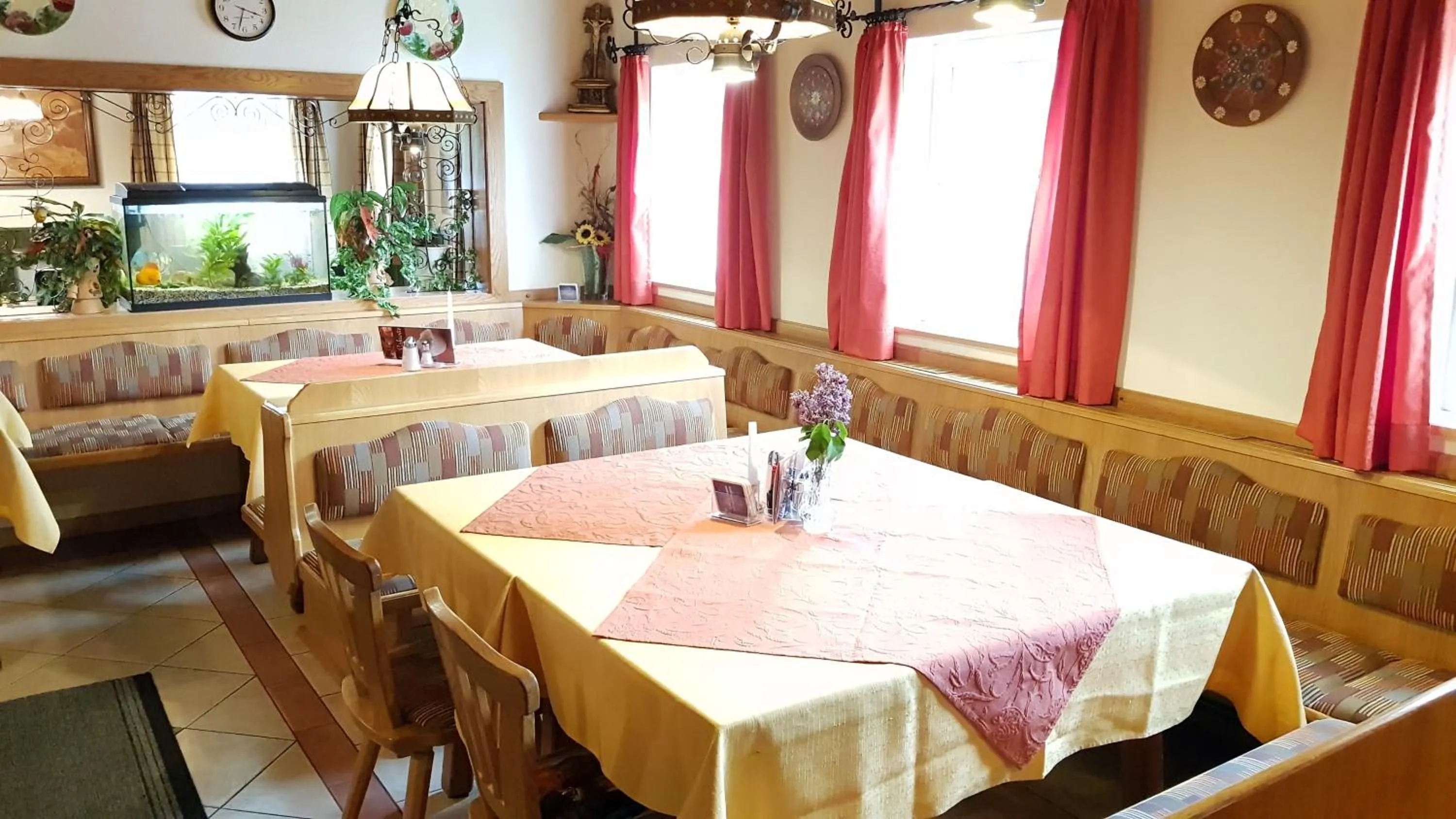 Restaurant/places to eat in Roseggerhof