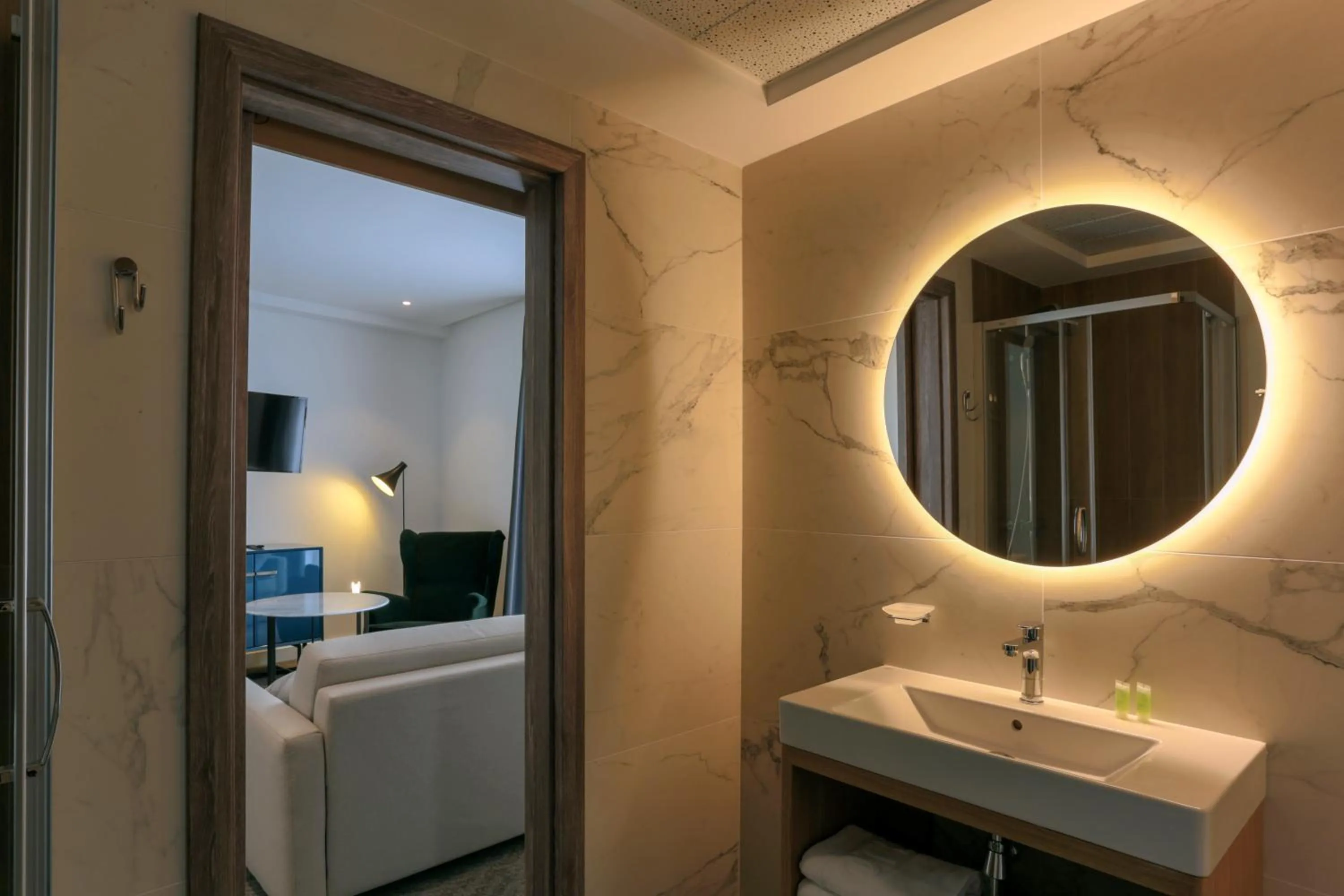 Bathroom, Bed in Hotel MIR