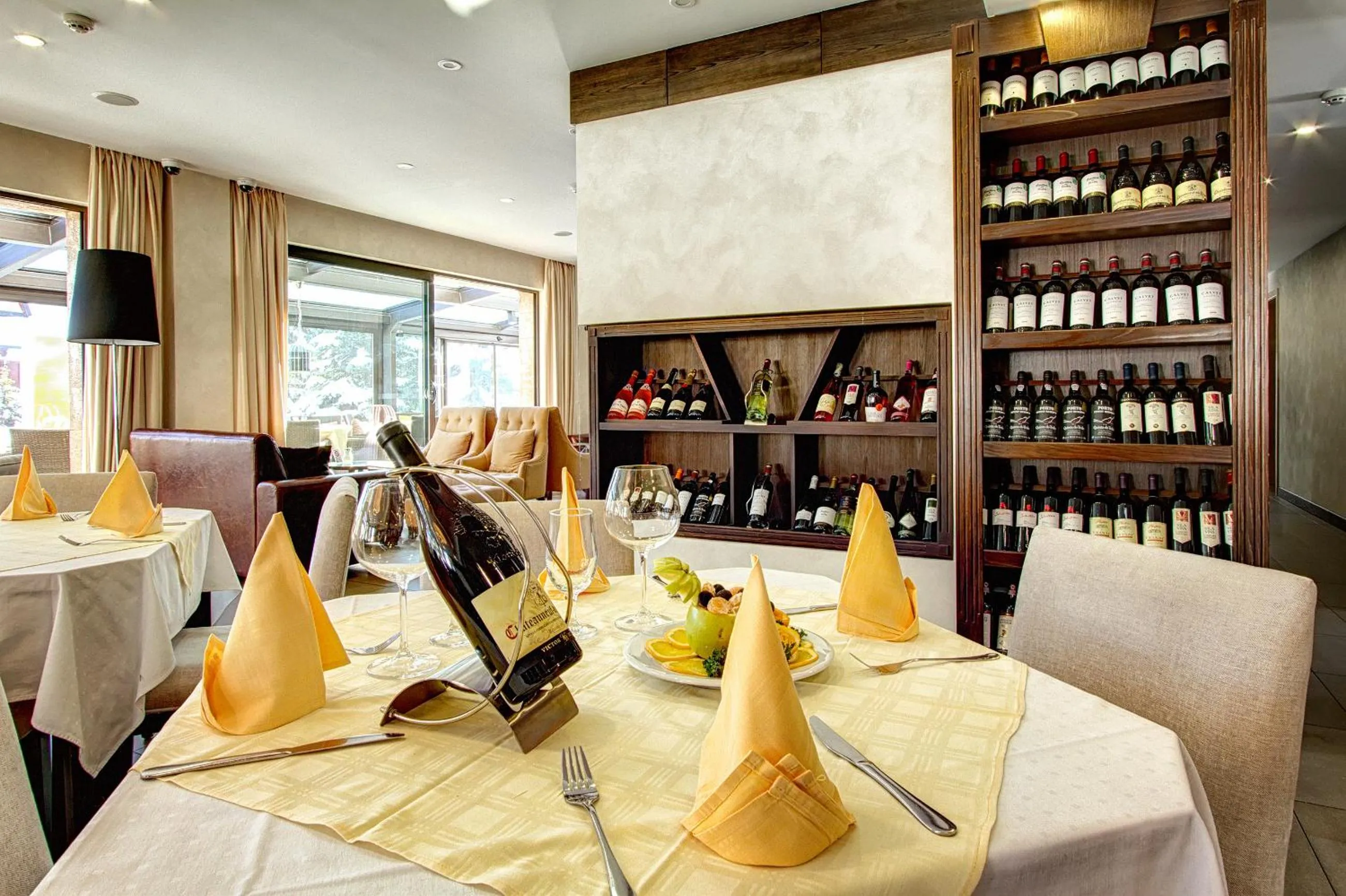 Restaurant/places to eat in Hotel MIR