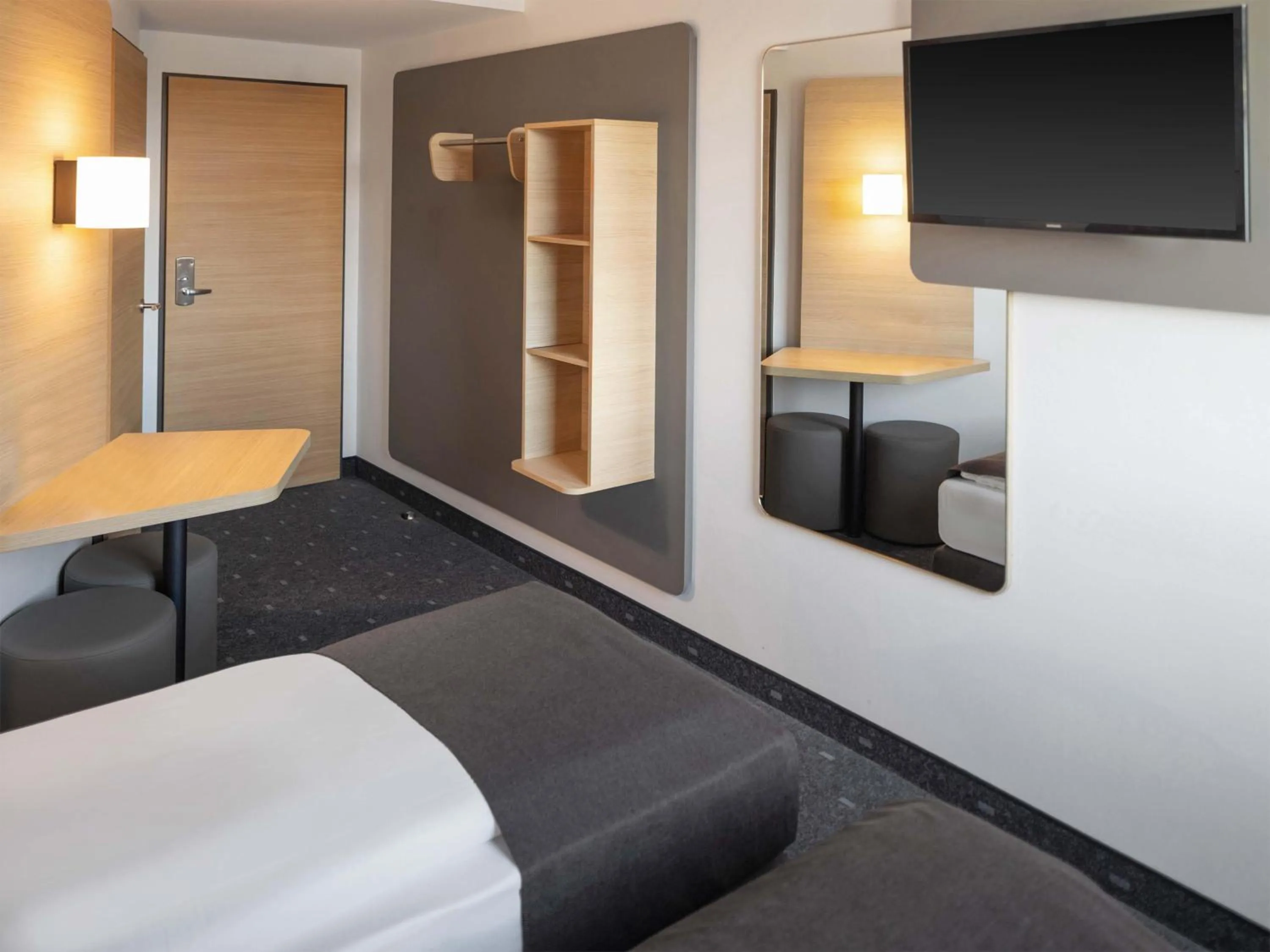 Photo of the whole room, Bed in B&B Hotel Kiel-City